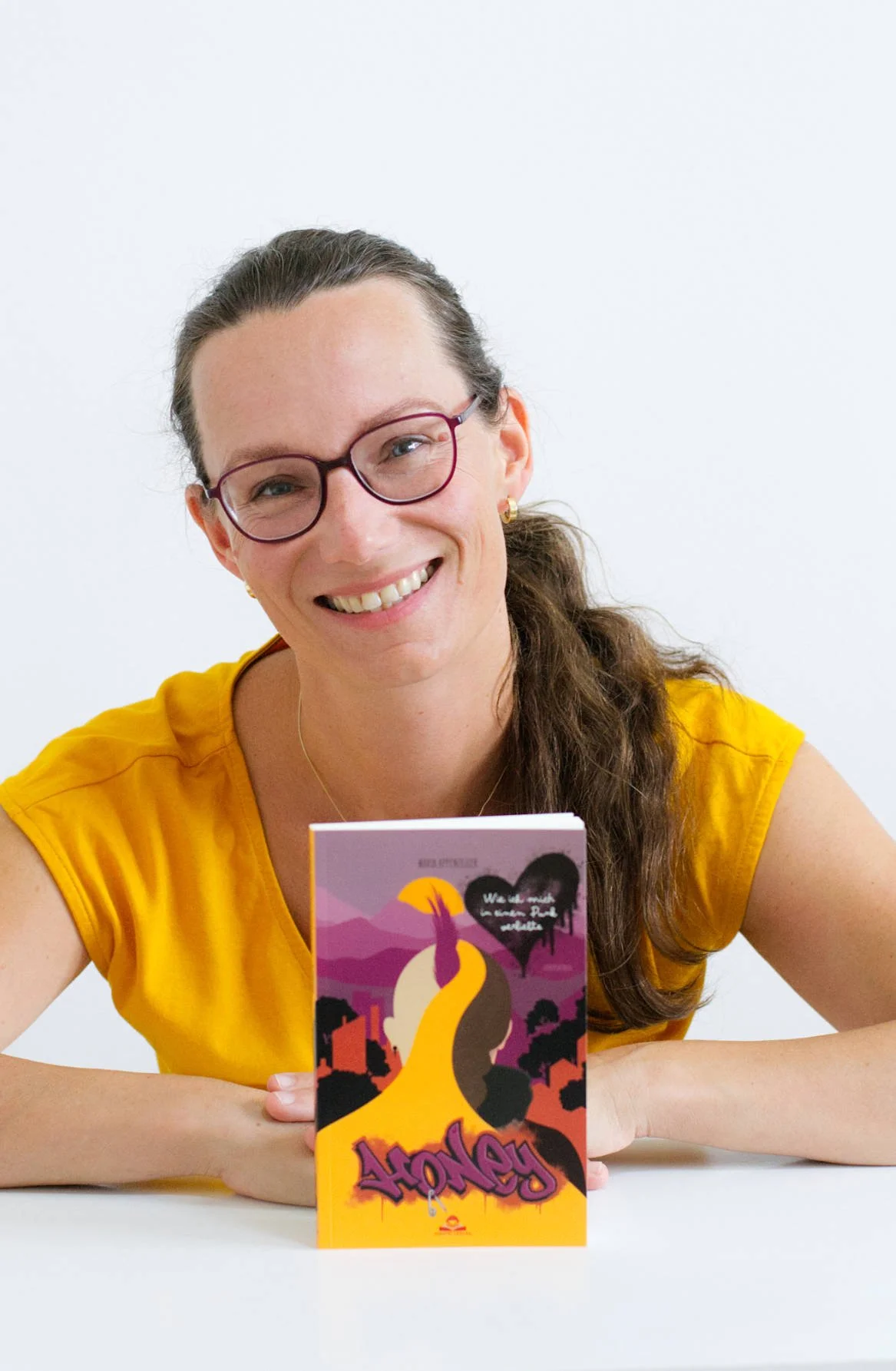 Jugendbuch-Autorin Maria Appenzeller mit Buch "Honey - Wie ich mich in einen Punk verliebte" (c) Reinhard Hochreiter