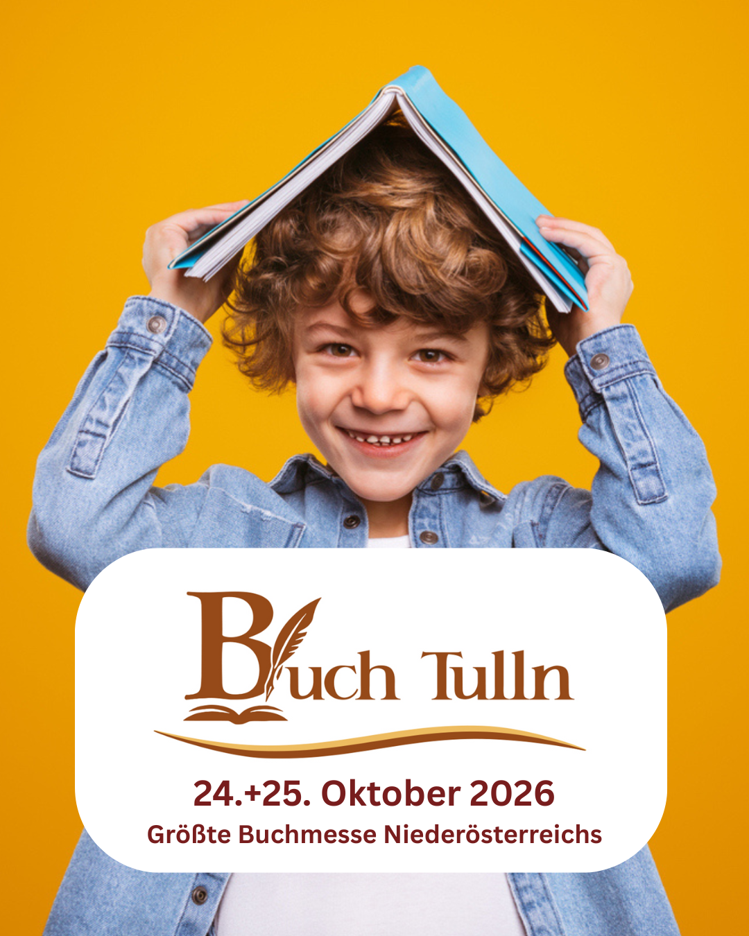 Ein lachendes Kind mit Locken, das einen offenen Buchdeckel auf dem Kopf hält, vor einem gelben Hintergrund, mit Text über eine Buchmesse in Niederösterreich am 24. und 25. Oktober 2026.