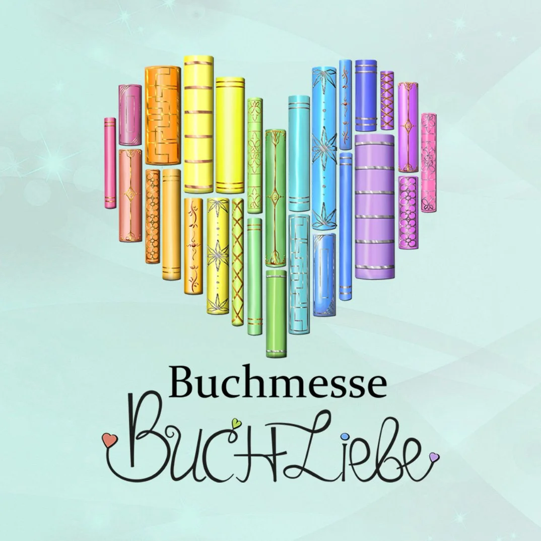 Illustration von bunten, gestapelten Buchcover in der Form eines Herzens mit dem Text "Buchmesse BuchLiebe" darunter.