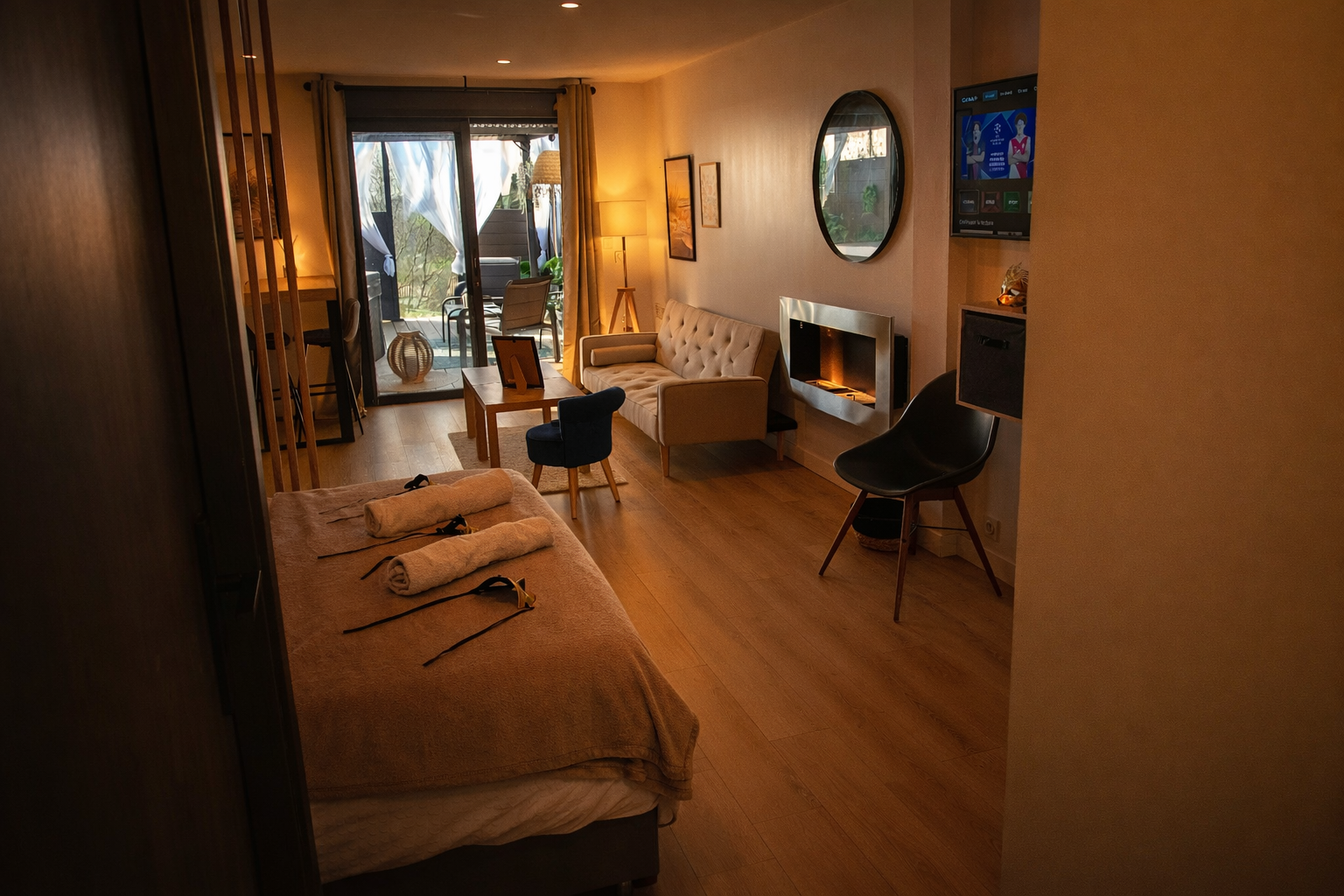 Ambiance romantique de nuit dans le loft de la Love Room SHIRO près de Toulouse.