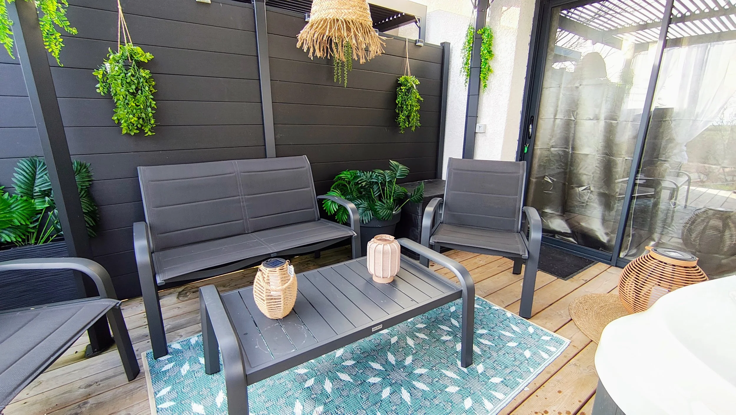 Salon extérieur cosy pour se détendre près du jacuzzi de la Love Room SHIRO.