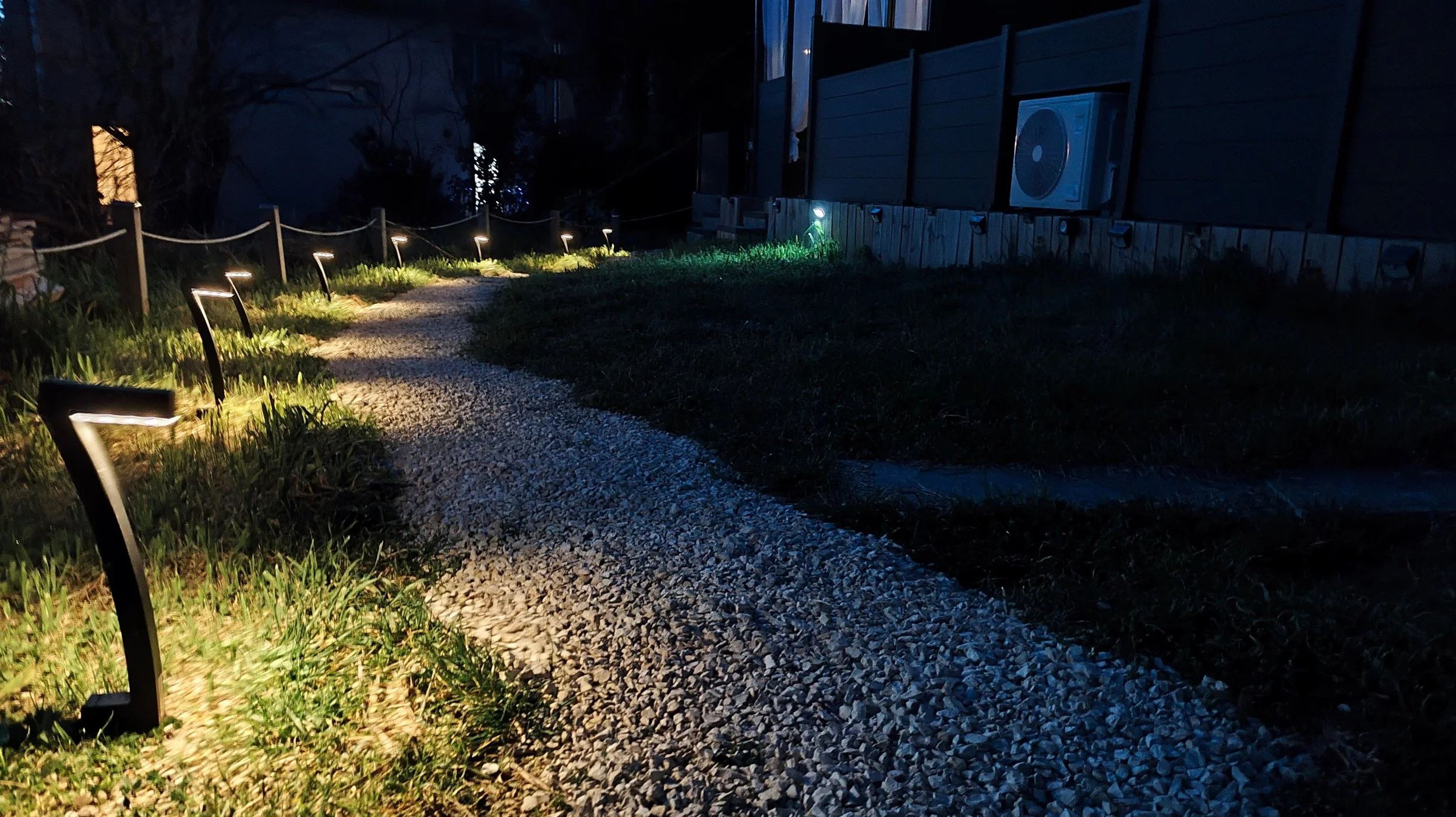 Entrée extérieure élégante de la Love Room SHIRO près de Toulouse avec ambiance romantique.