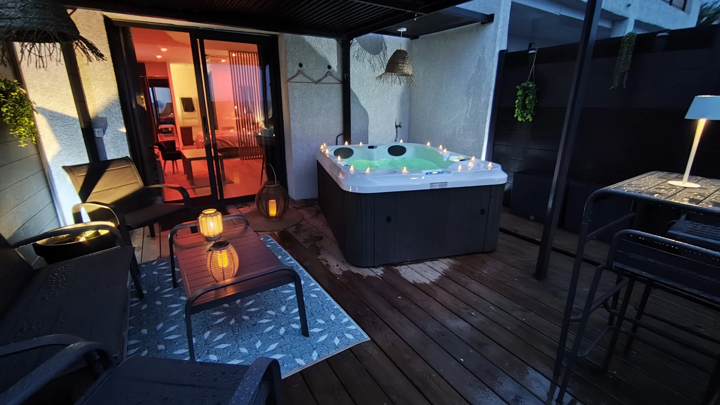 Jacuzzi privatif extérieur de la Love Room SHIRO près de Toulouse pour un séjour romantique en couple.