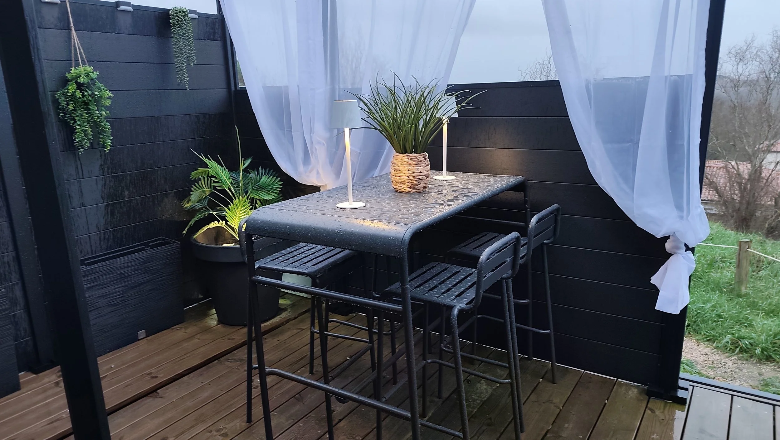 Coin repas extérieur sur la terrasse de la Love Room SHIRO pour un week-end amoureux.