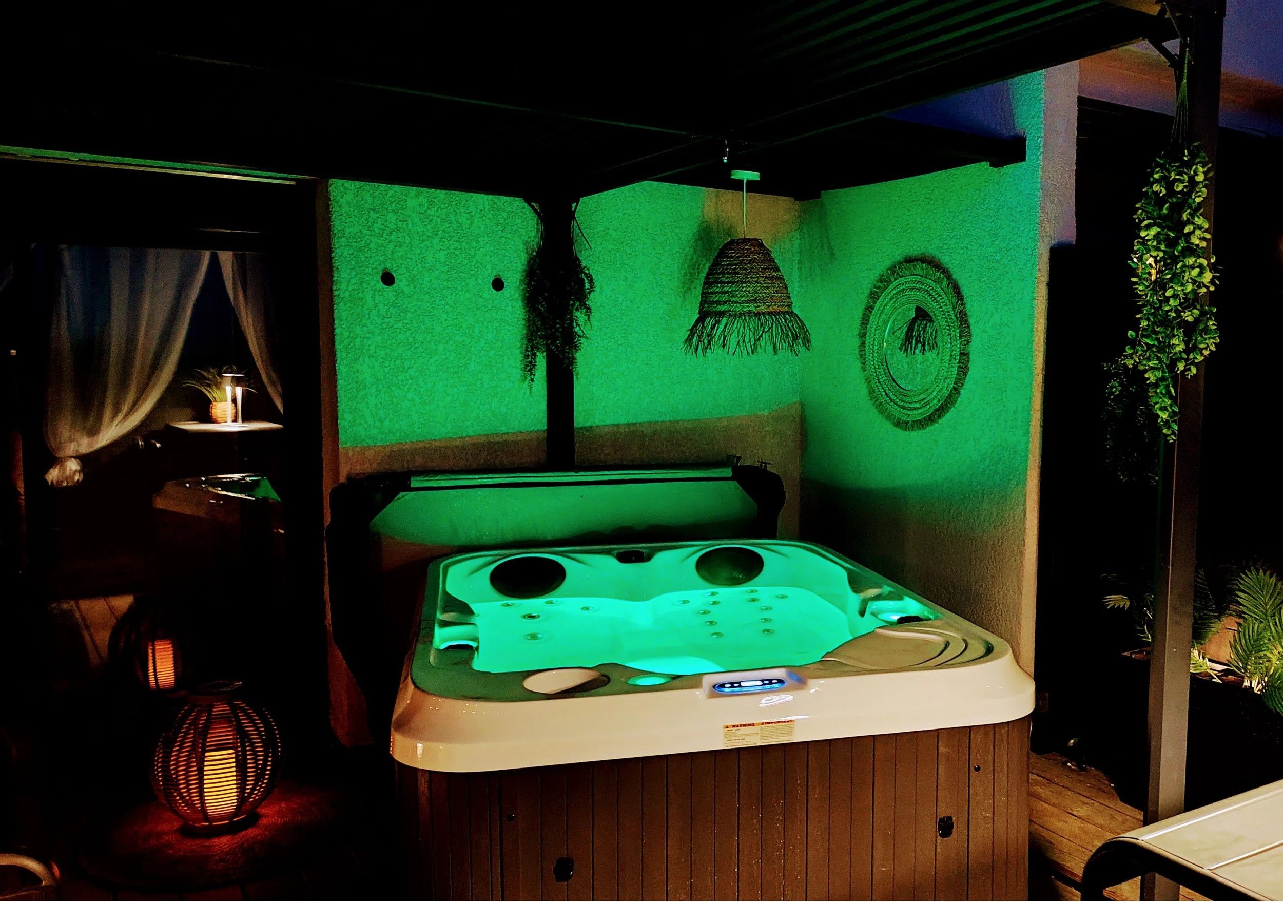 Spa extérieur privatif dans la Love Room SHIRO pour une nuit romantique en Haute-Garonne.