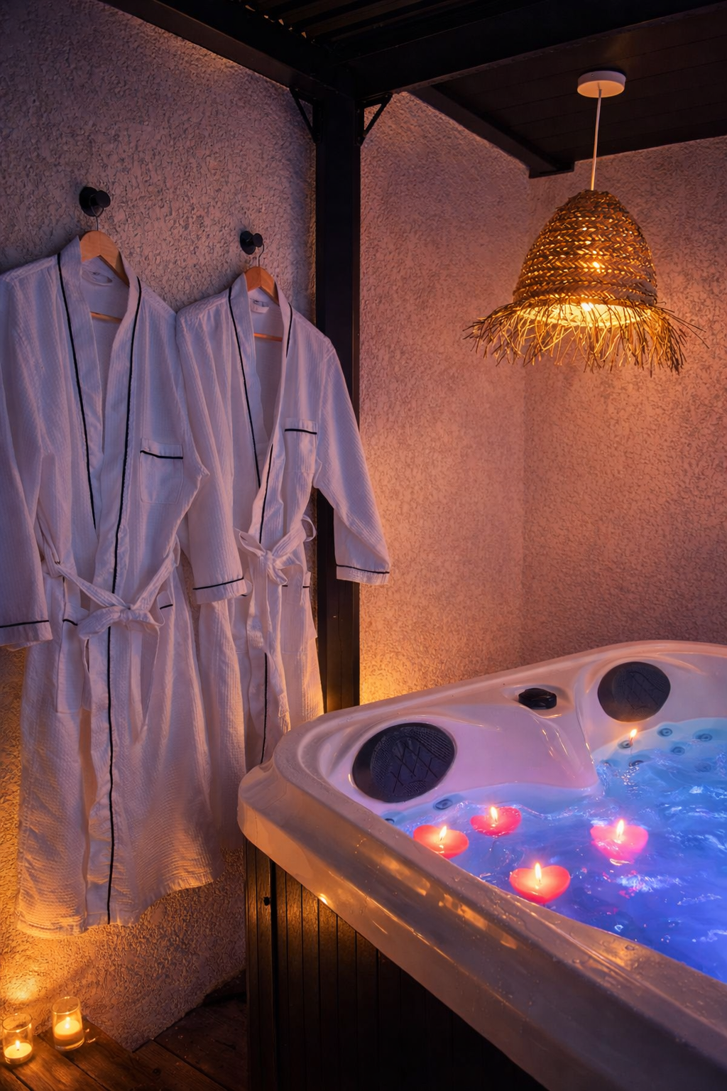 Peignoirs préparés près du jacuzzi privatif de la Love Room SHIRO à Saint-Pierre-de-Lages.