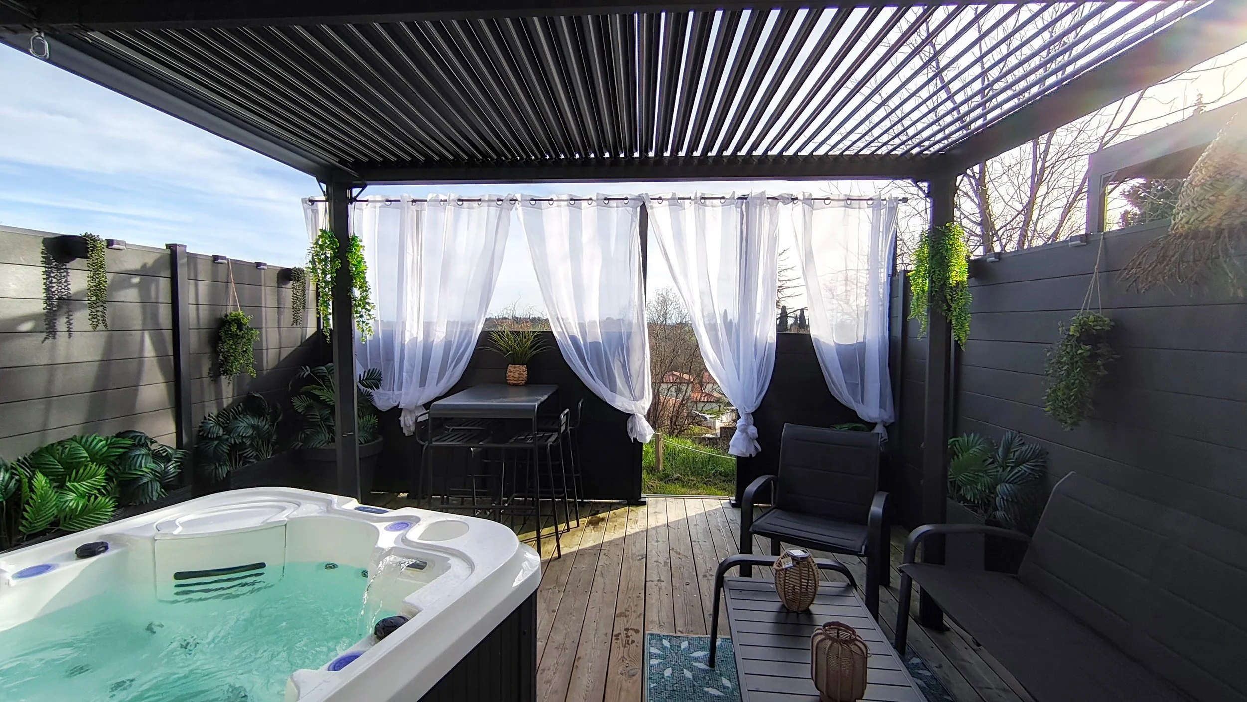 Vue générale de l’espace extérieur de la Love Room SHIRO avec spa privatif et ambiance intime.