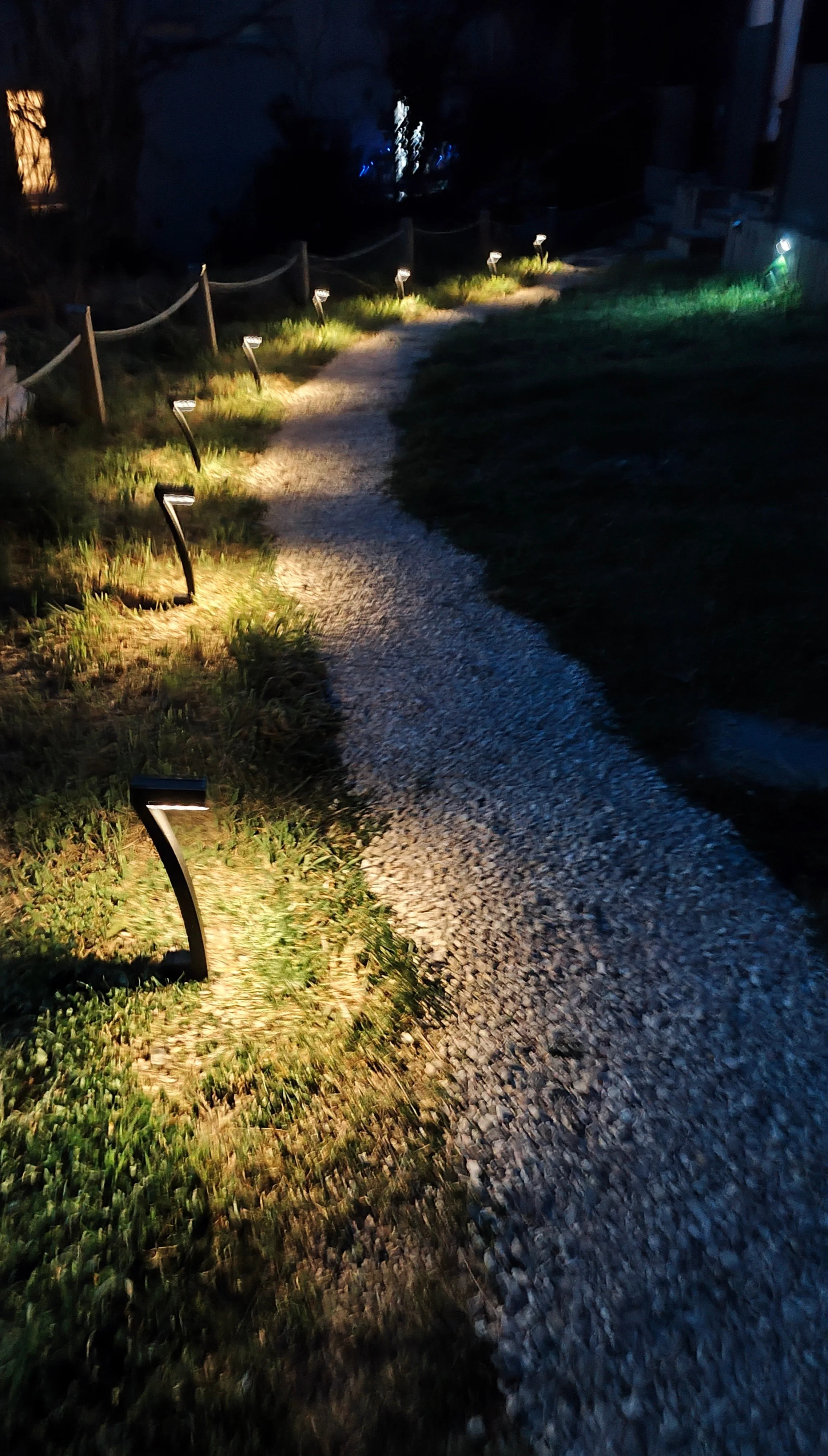 Entrée intérieure élégante de la Love Room SHIRO près de Toulouse avec ambiance romantique.