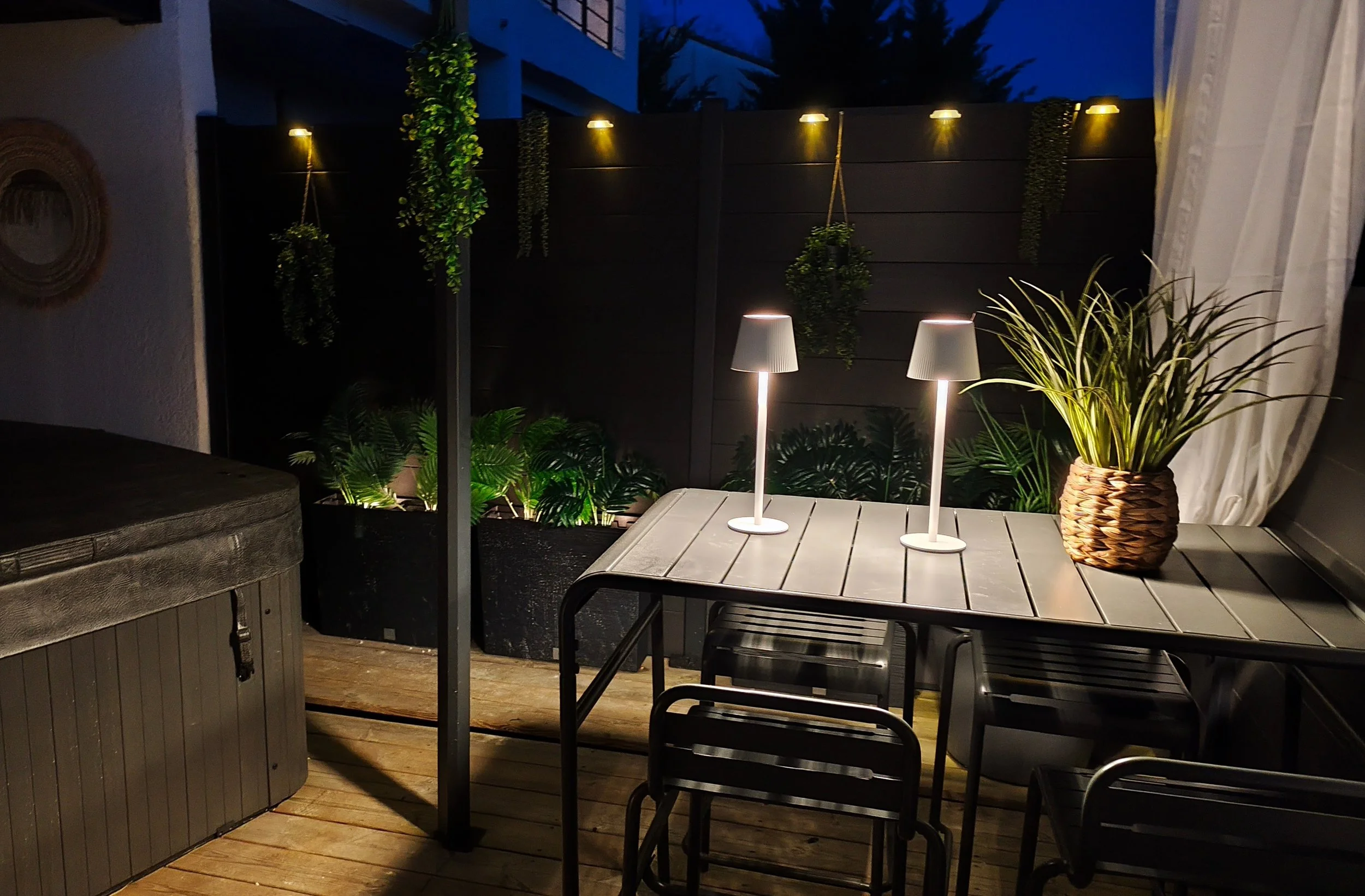 Champagne servi sur la terrasse romantique de la Love Room SHIRO avec jacuzzi privatif.