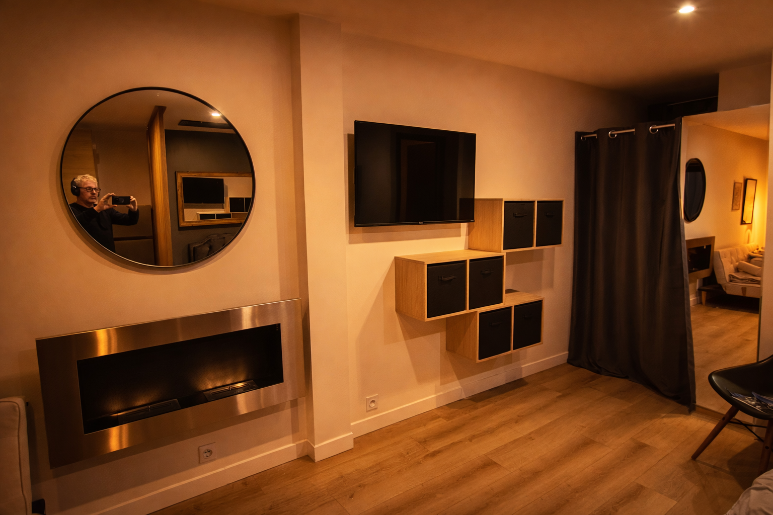 Chambre romantique avec lumière tamisée dans le loft de la Love Room SHIRO.