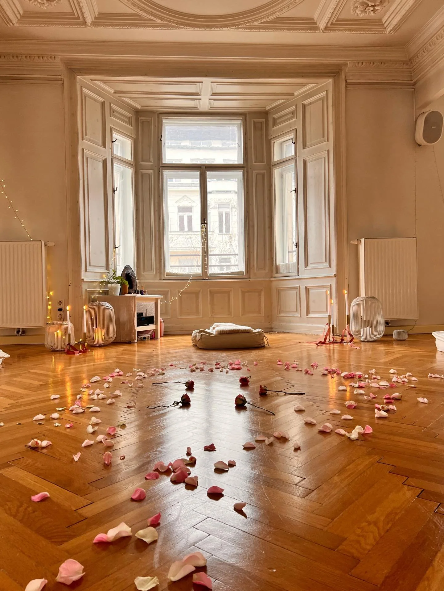 I went to bed last night with my heart so full, in awe of the magic we created yesterday at my workshop, The Art of Romanticizing Your Life, here in Vienna. The energy in that room - the laughter, the tears, the love, the deep connection - was truly 