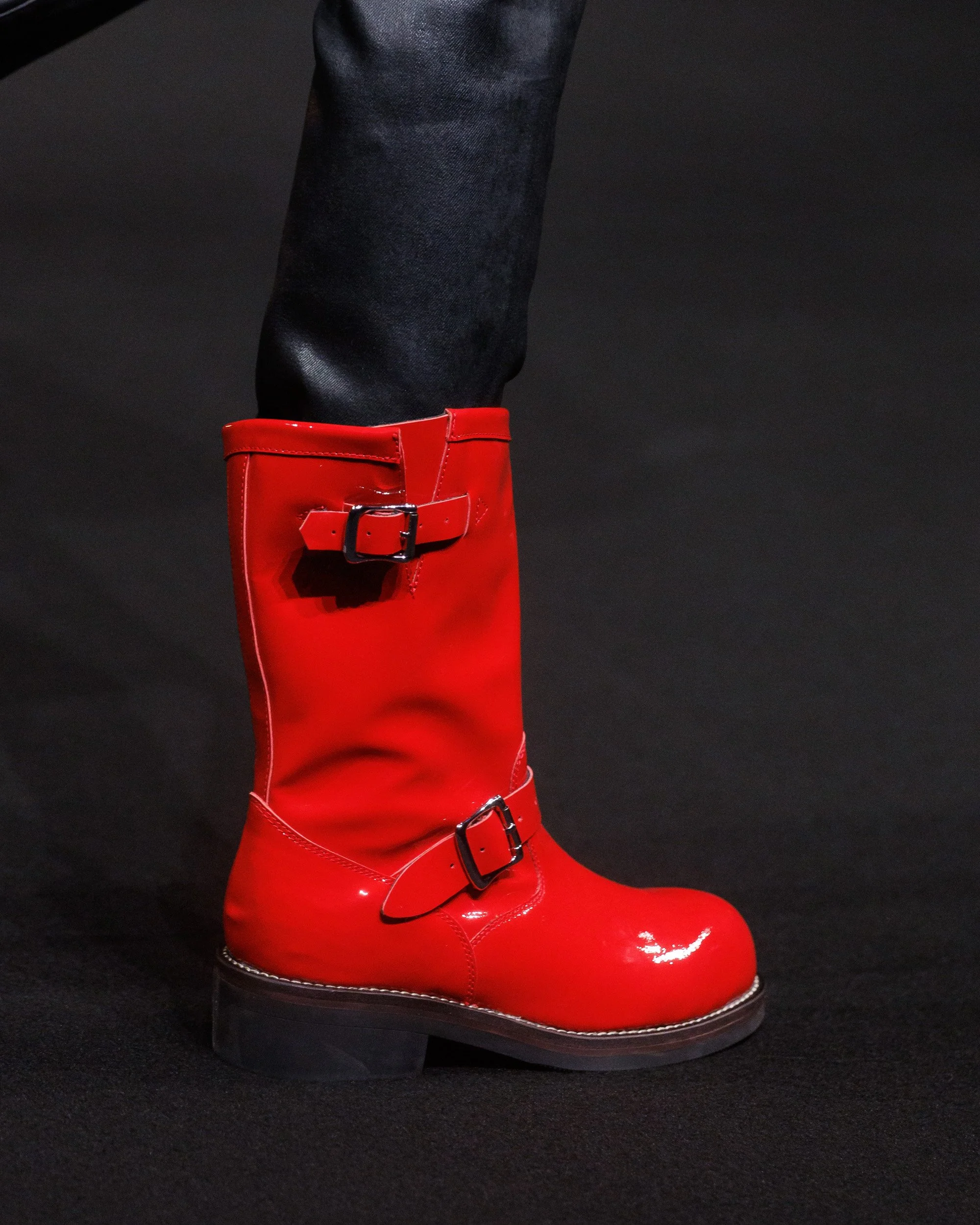 Détail de bottes rouges du défilé 1199 SS27, accessoire fort de la collection Homework / Graduation présenté à Paris.