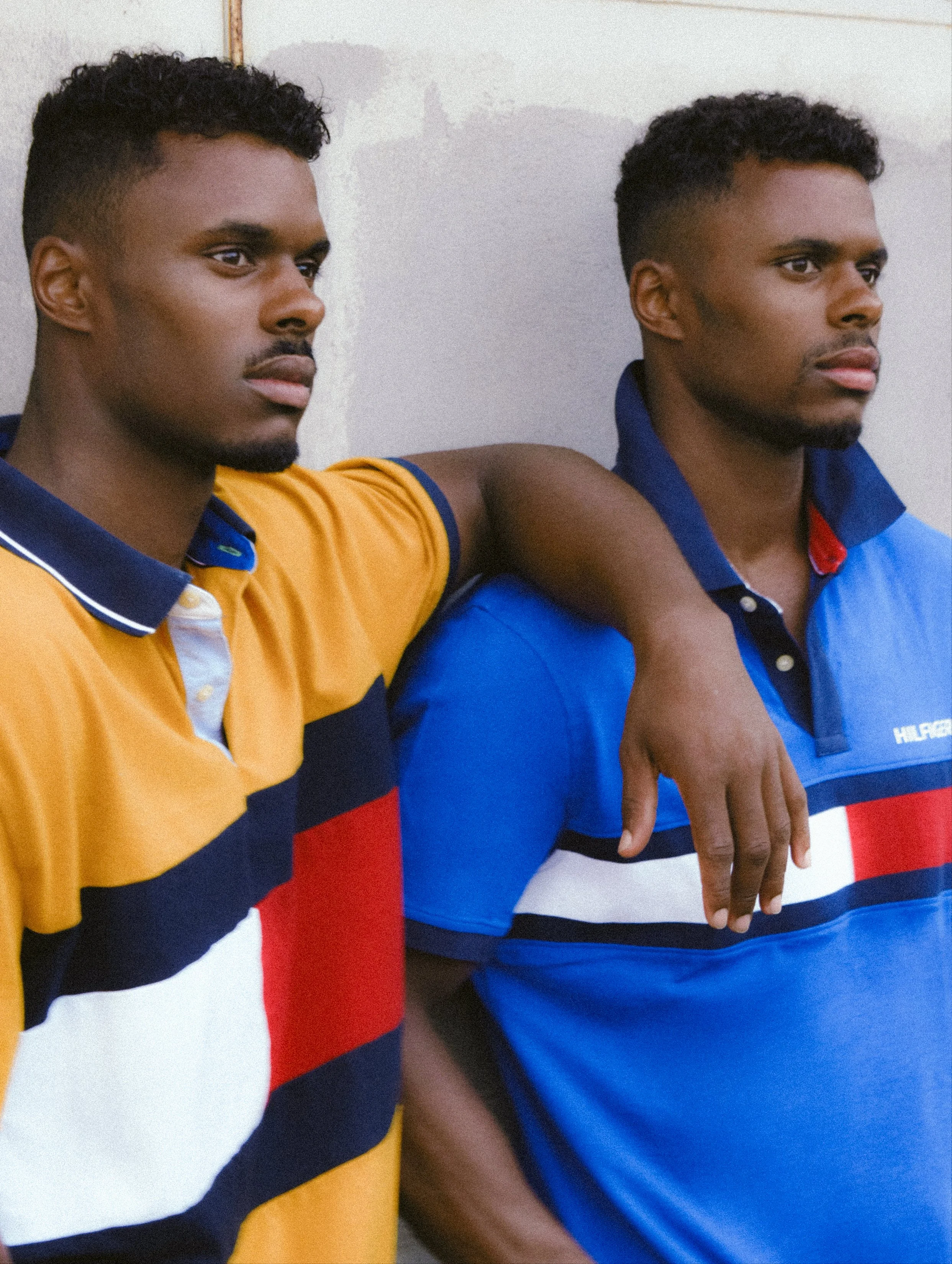 Charles et Maxence Bertimon en polos colorés, l’un passant un bras sur l’épaule de son frère.