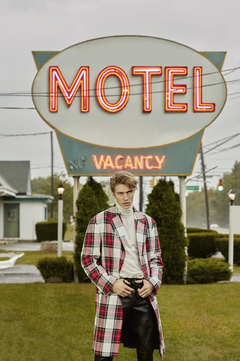 Lucky Blue Smith nous fait tourner les têtes&nbsp;</strong>
