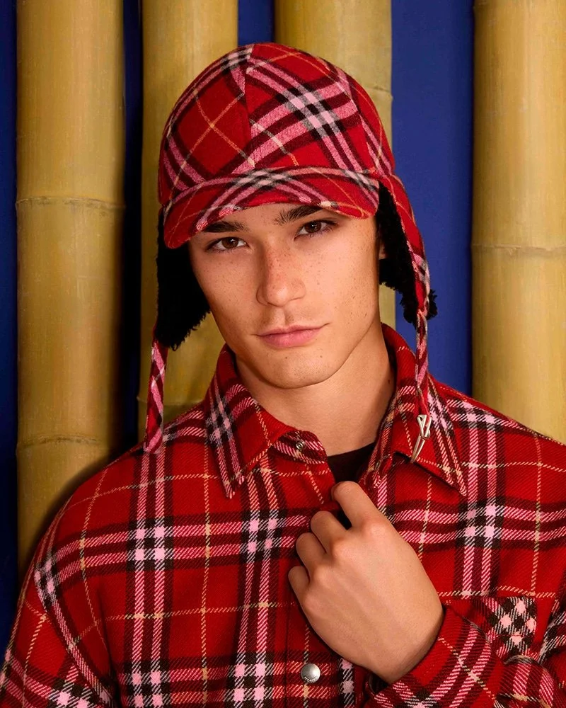 Burberry célèbre l'année du serpent avec le motif B Snake