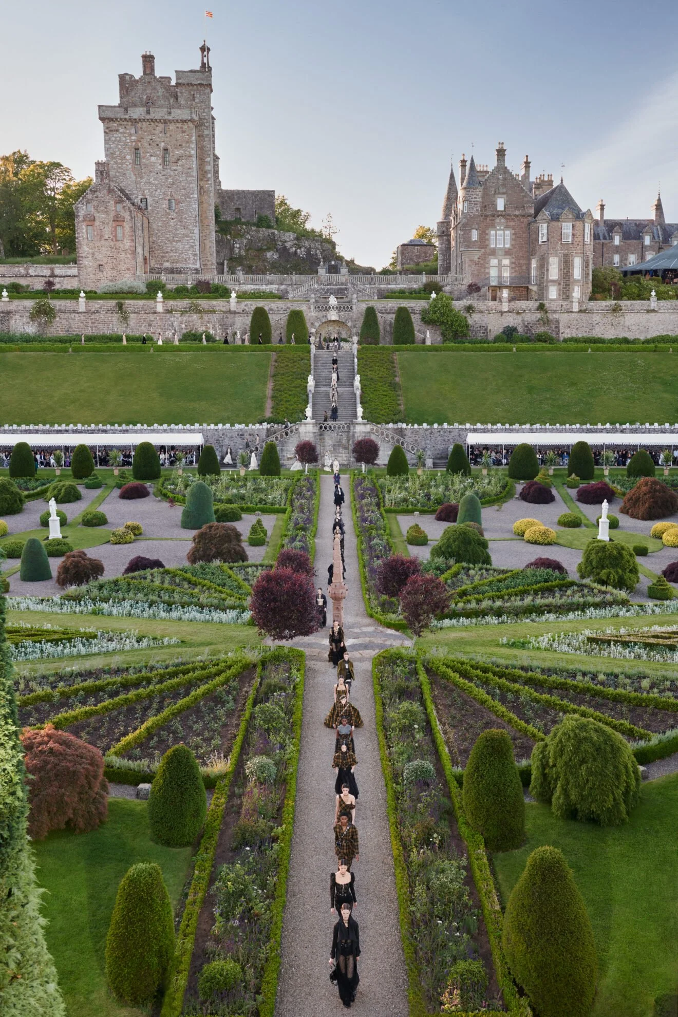 Dior présente une ode à l'héritage écossais et à la création collaborative