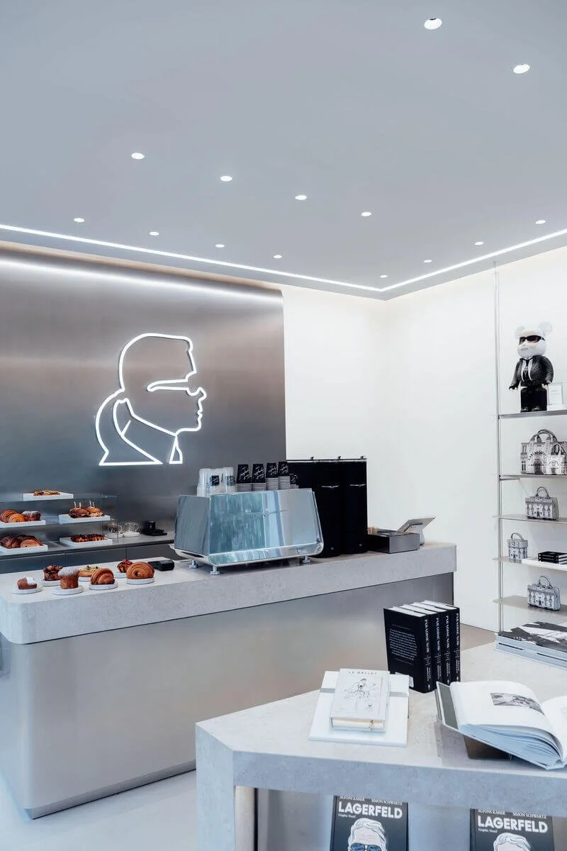 Chez Karl, même le café porte une chemise blanche