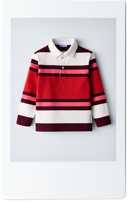 Polo rugby Jacadi à rayures rouges, blanches et bleu foncé, présenté dans un cadre blanc.