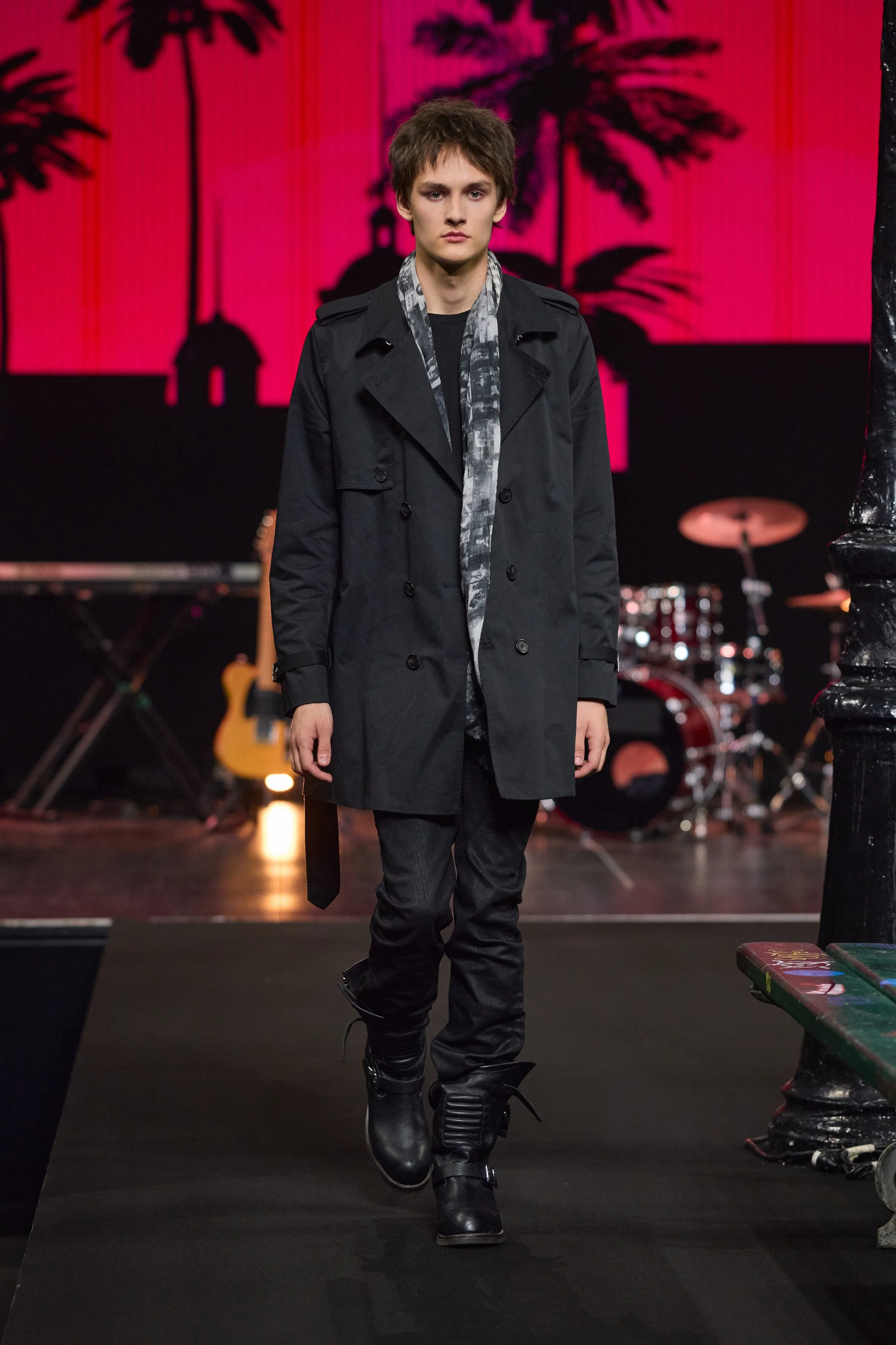 Silhouette 1199 SS27 présentée pendant la Fashion Week Homme de Paris, entre références pop, attitude urbaine et construction visuelle inspirée par les communautés en ligne.