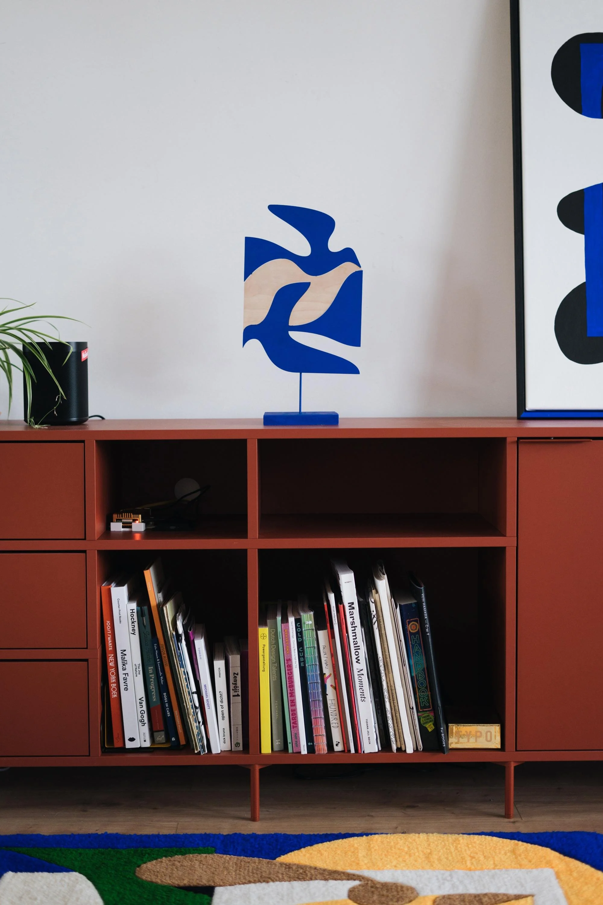 Vue de l’atelier de Timo Kuilder à Amsterdam, avec mobilier, livres et œuvres graphiques.
