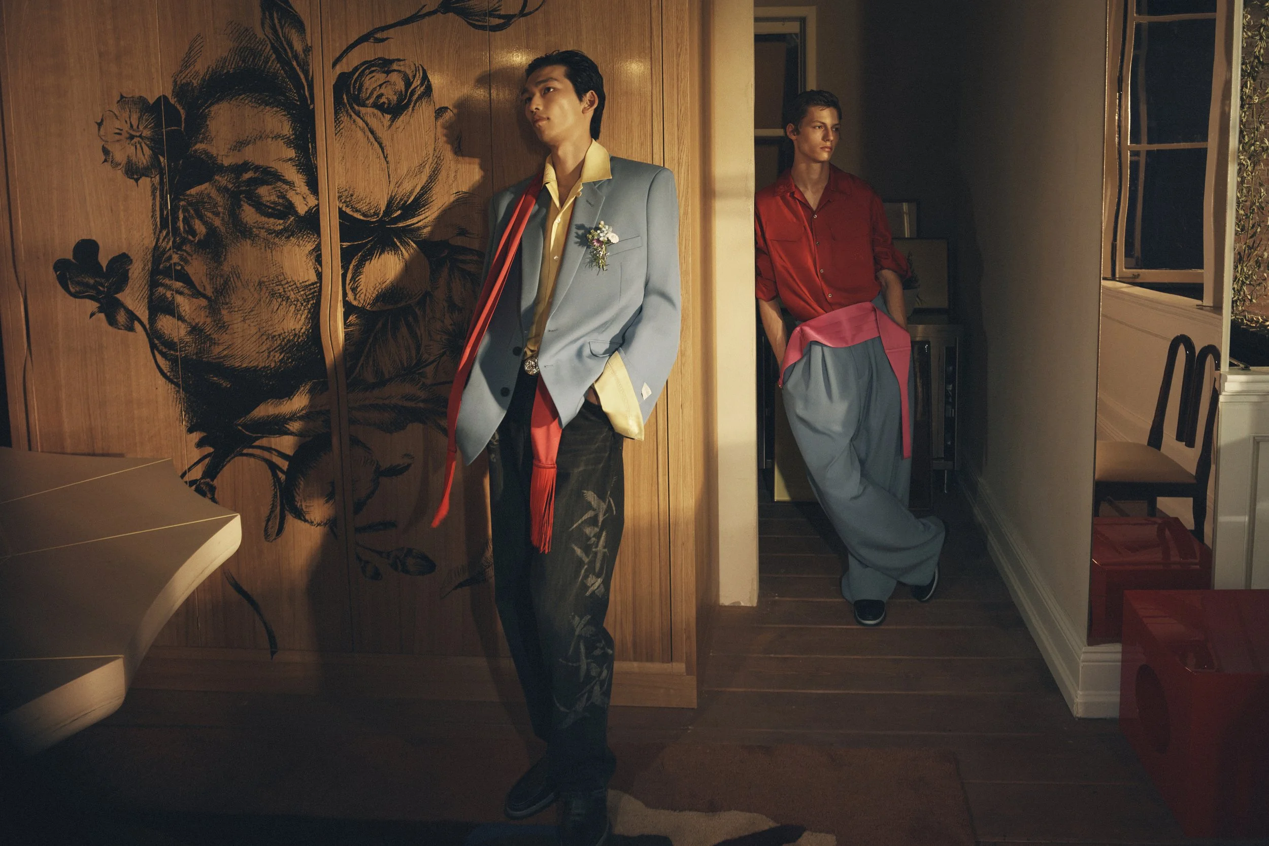 Plusieurs silhouettes en vêtements aux couleurs contrastées dans un intérieur chaleureux, campagne Baisi Guadagnino pour Zara Home.