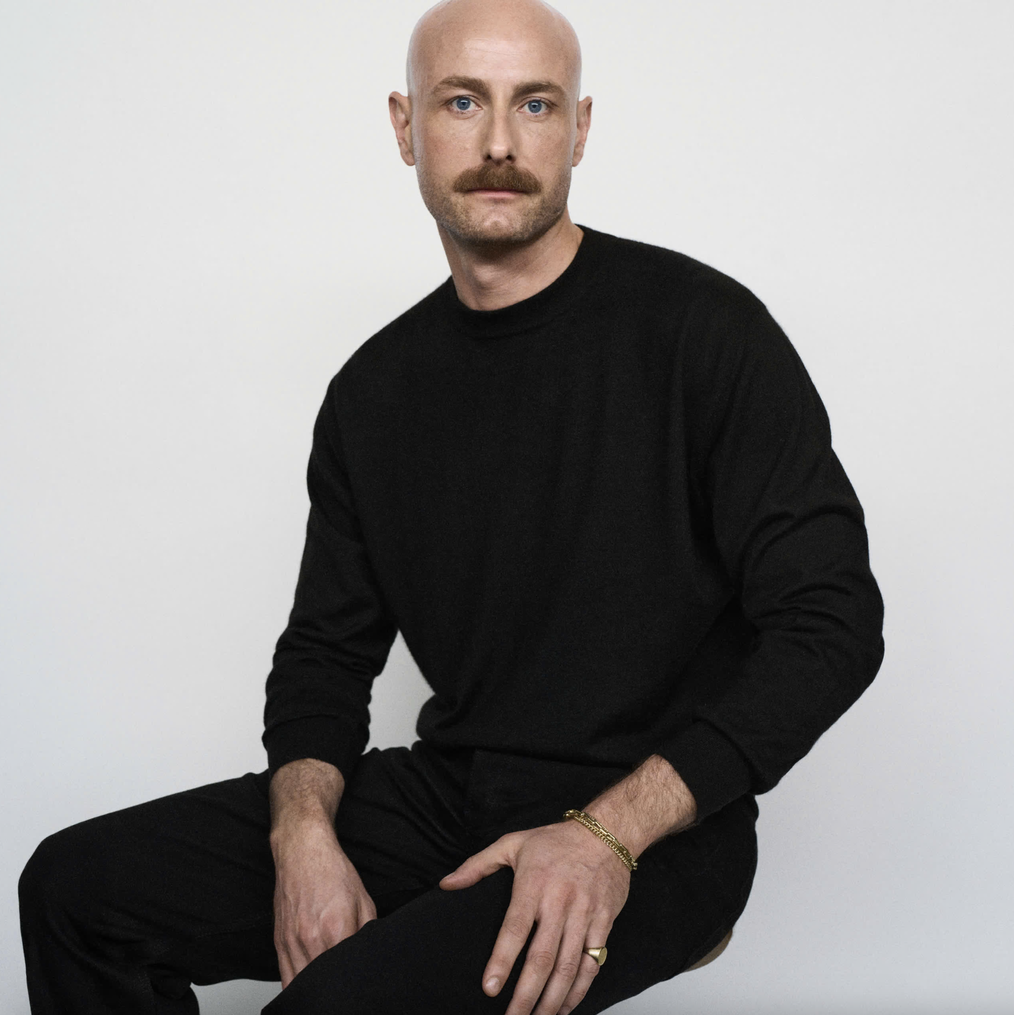portrait de Drew Henry directeur artistique chez Courrèges par le photographe Juan Lehner