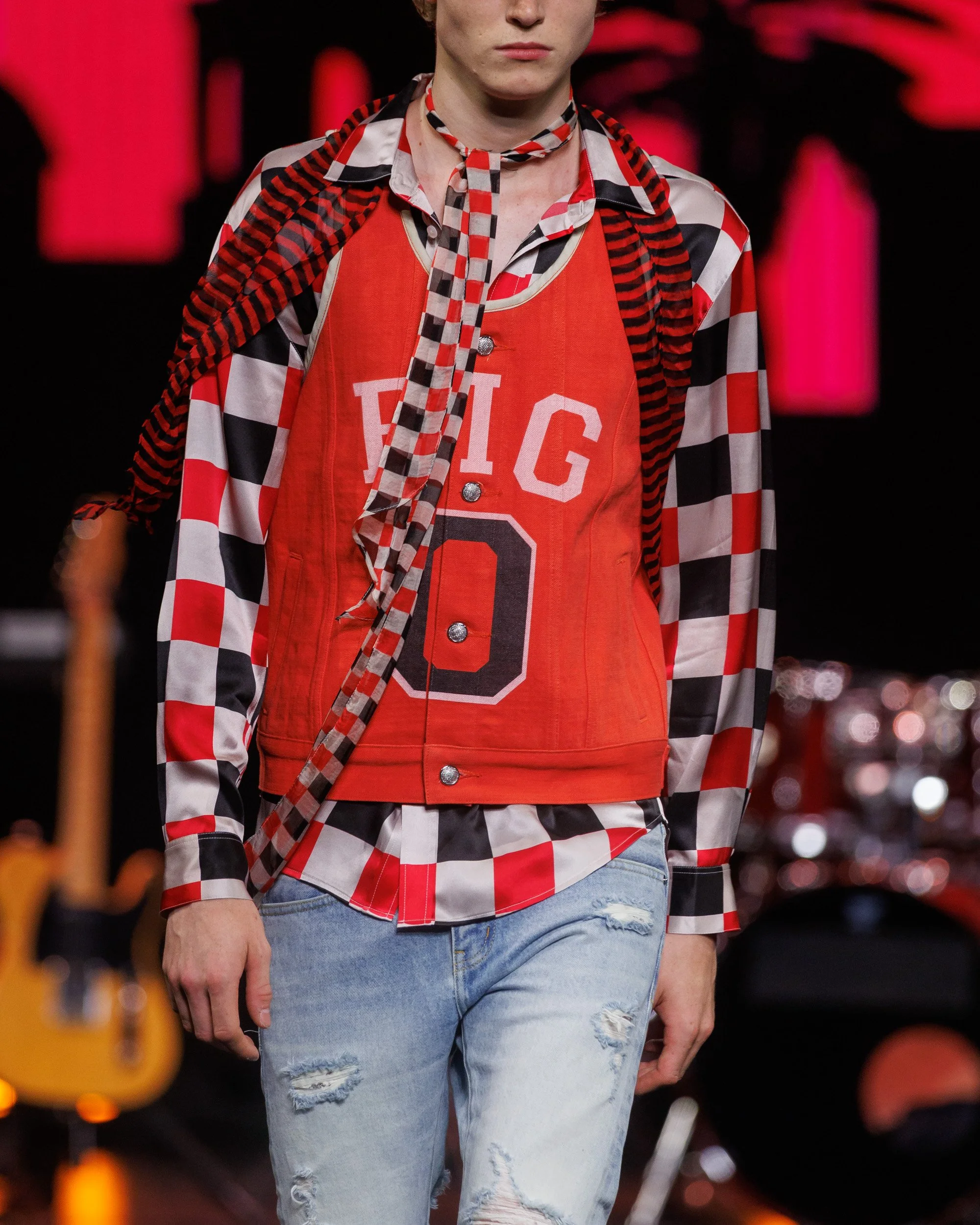 Look rouge graphique de la collection 1199 SS27, évoquant l’énergie musicale, collective et jeune de ONEONE NINENINE.
