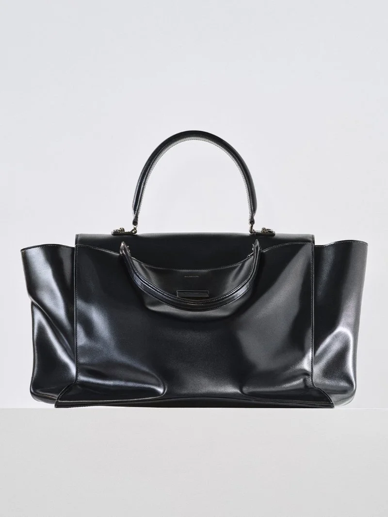 Sac Balenciaga Hourglass Avenue noir présenté ouvert de face, avec son rabat souple et ses deux poignées.