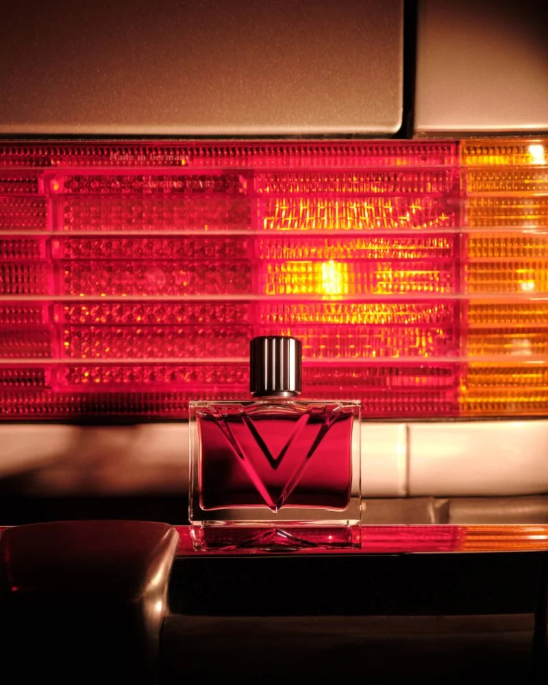Flacon Valentino Beauty Vendetta posé sur une voiture rouge lors du lancement à Los Angeles.