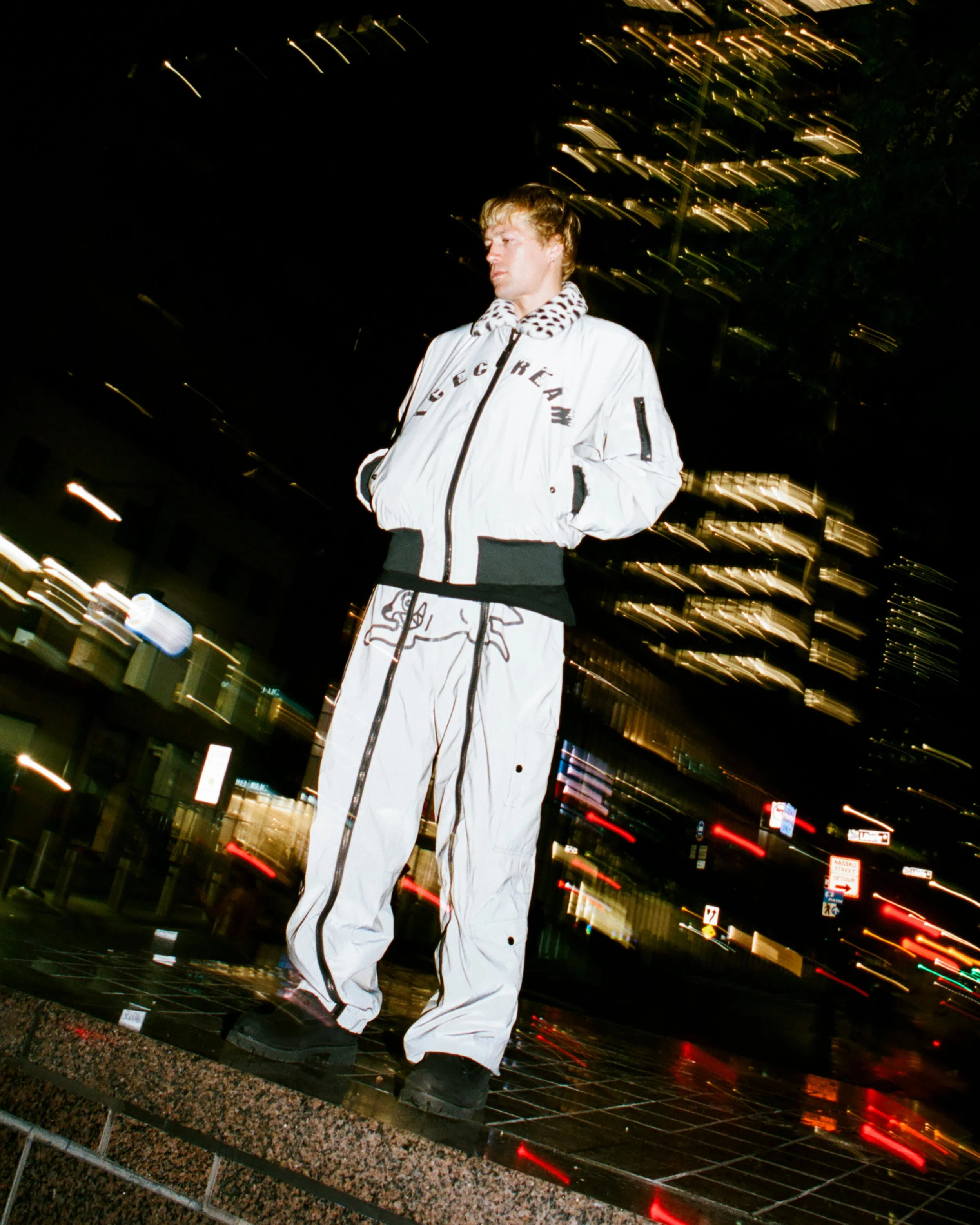 Bomber B-15 réfléchissantavec le mannequin blond et fourrure au col de la collaboration Alpha Industries x Icecream Automne-Hiver 2026.