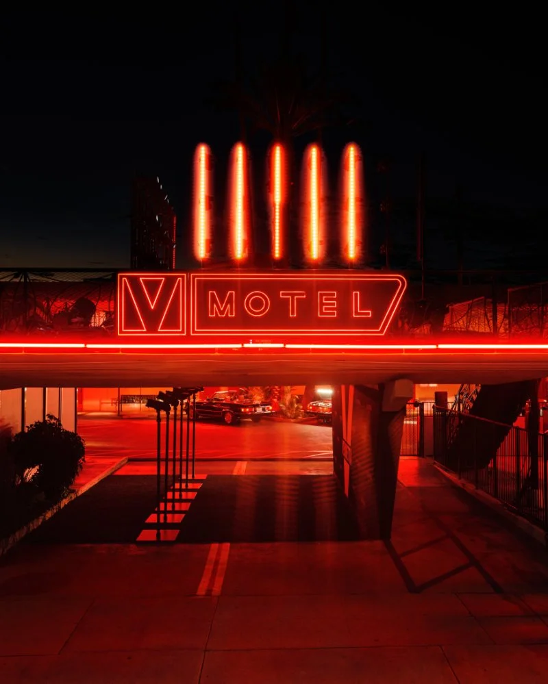 Façade du Valentino Beauty Vendetta Motel illuminée de rouge pendant la nuit à Los Angeles.