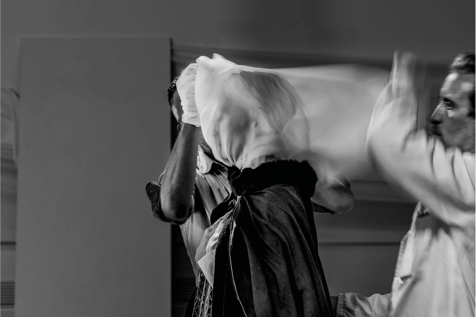 Tilda Swinton vêtue d’une robe sombre pendant une performance en noir et blanc autour du vêtement et du geste.