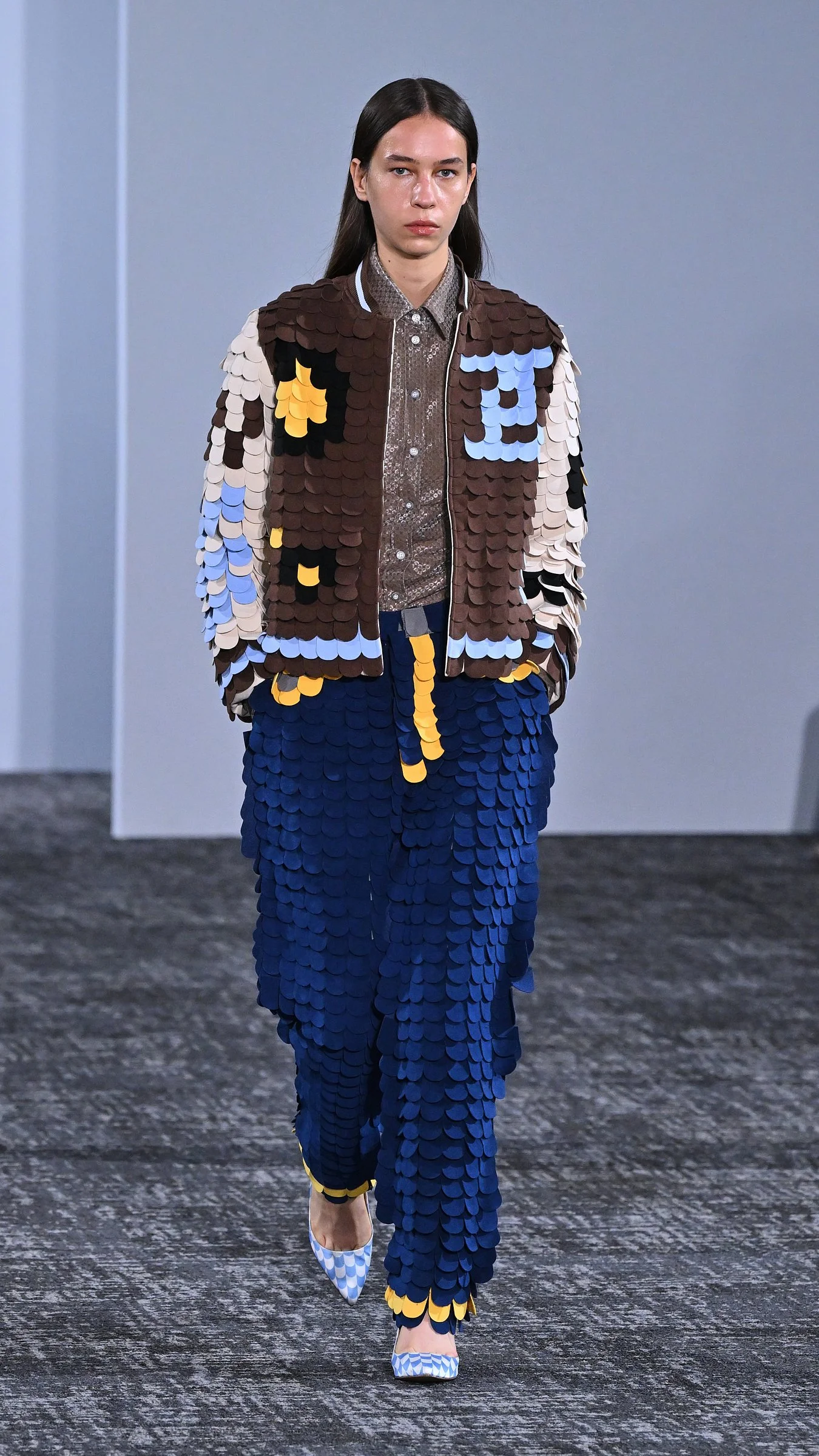 Silhouette bleu marine aux motifs évoquant une armure de jeu vidéo, collection SKIN d’Anrealage printemps-été 2027.