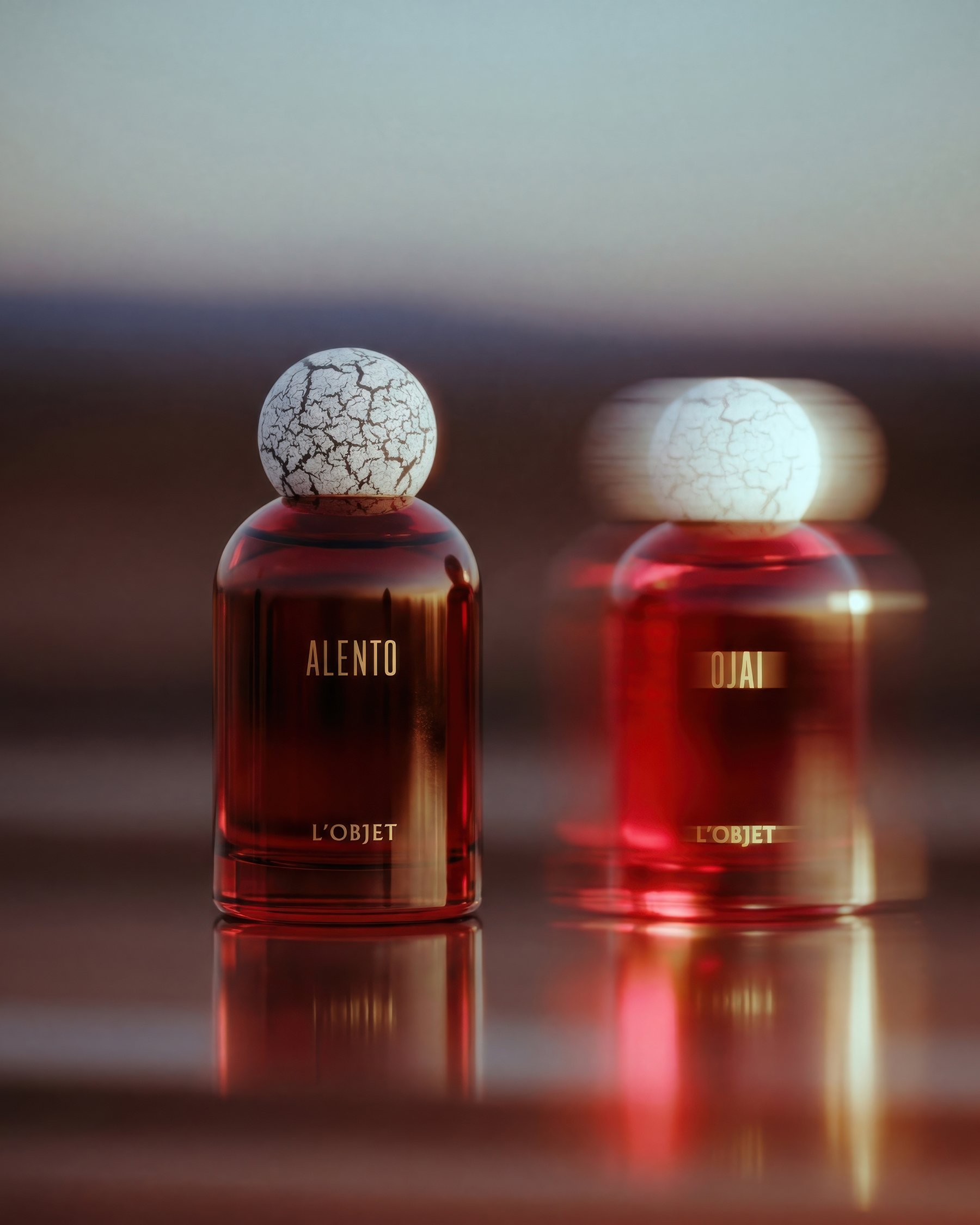 Les eaux de parfum Ojai et Alento de L’OBJET réunies dans une composition aux tonalités rouges et ambrées.