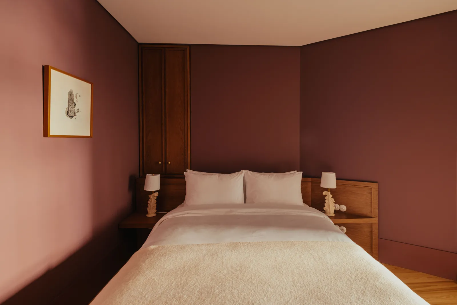 Intérieur de Casa Cedo à Porto avec mobilier et céramiques réalisés localement