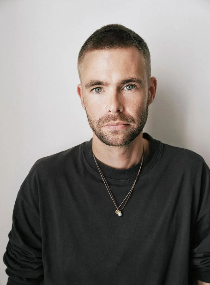 Portrait en couleur de Kai Nesselrath directeur artistique chez Carven parr le photographe Charlie de Keersmaecker
