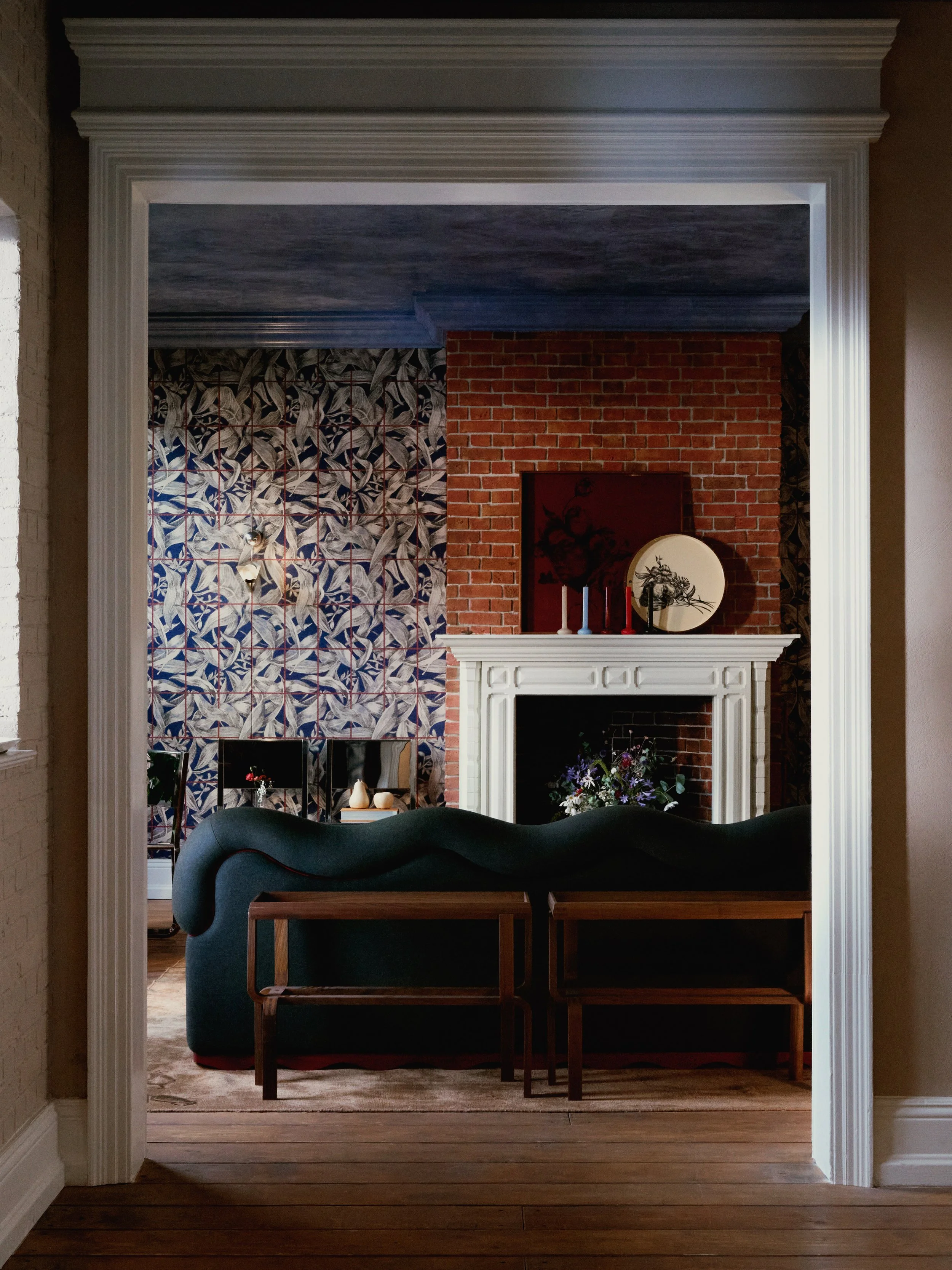 Vue à travers une succession de portes ouvertes sur un intérieur meublé de la collection Baisi Guadagnino pour Zara Home.