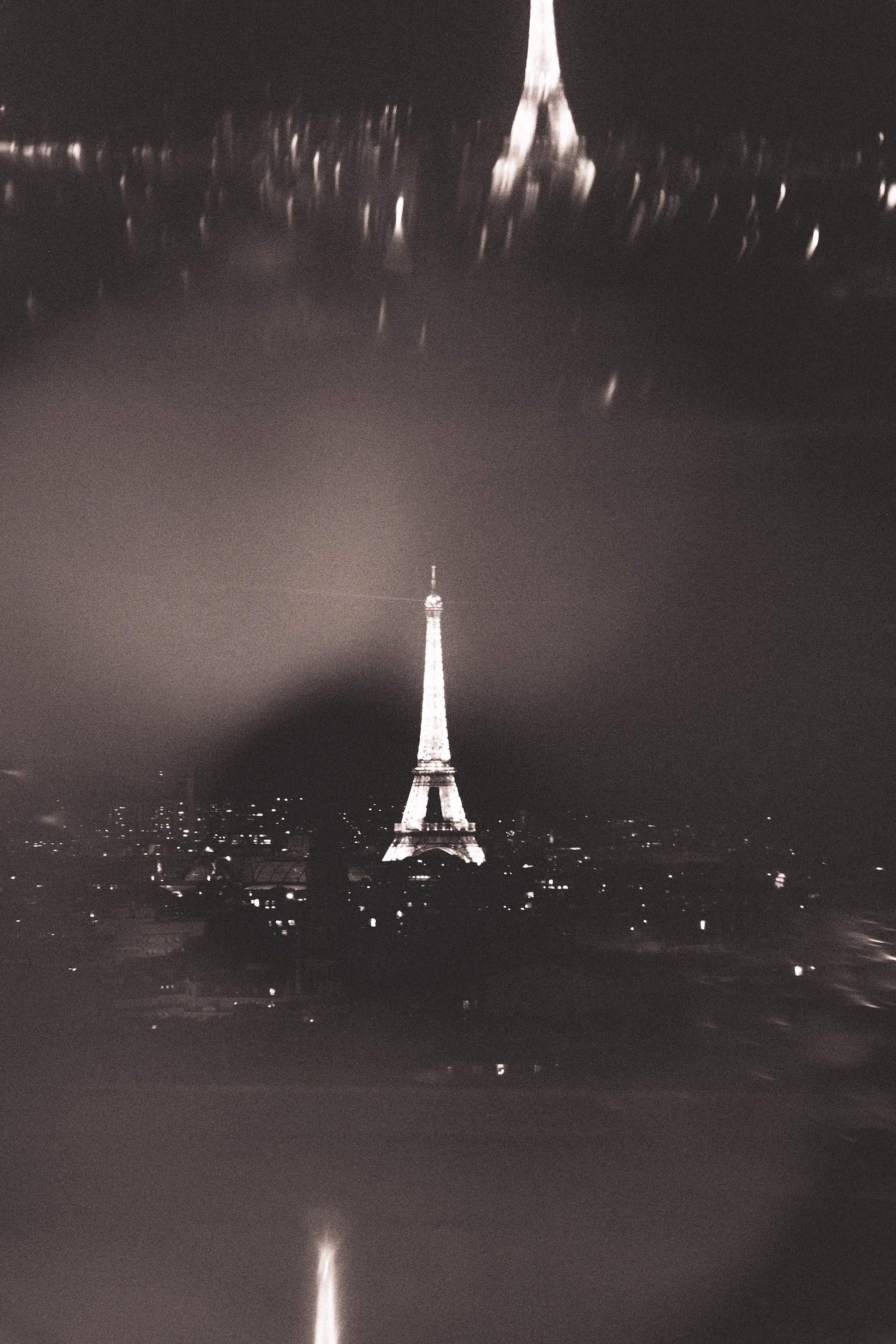 * Paris : La tour Eiffel illuminée dans la nuit parisienne à l’occasion du gala Brunello Cucinelli.