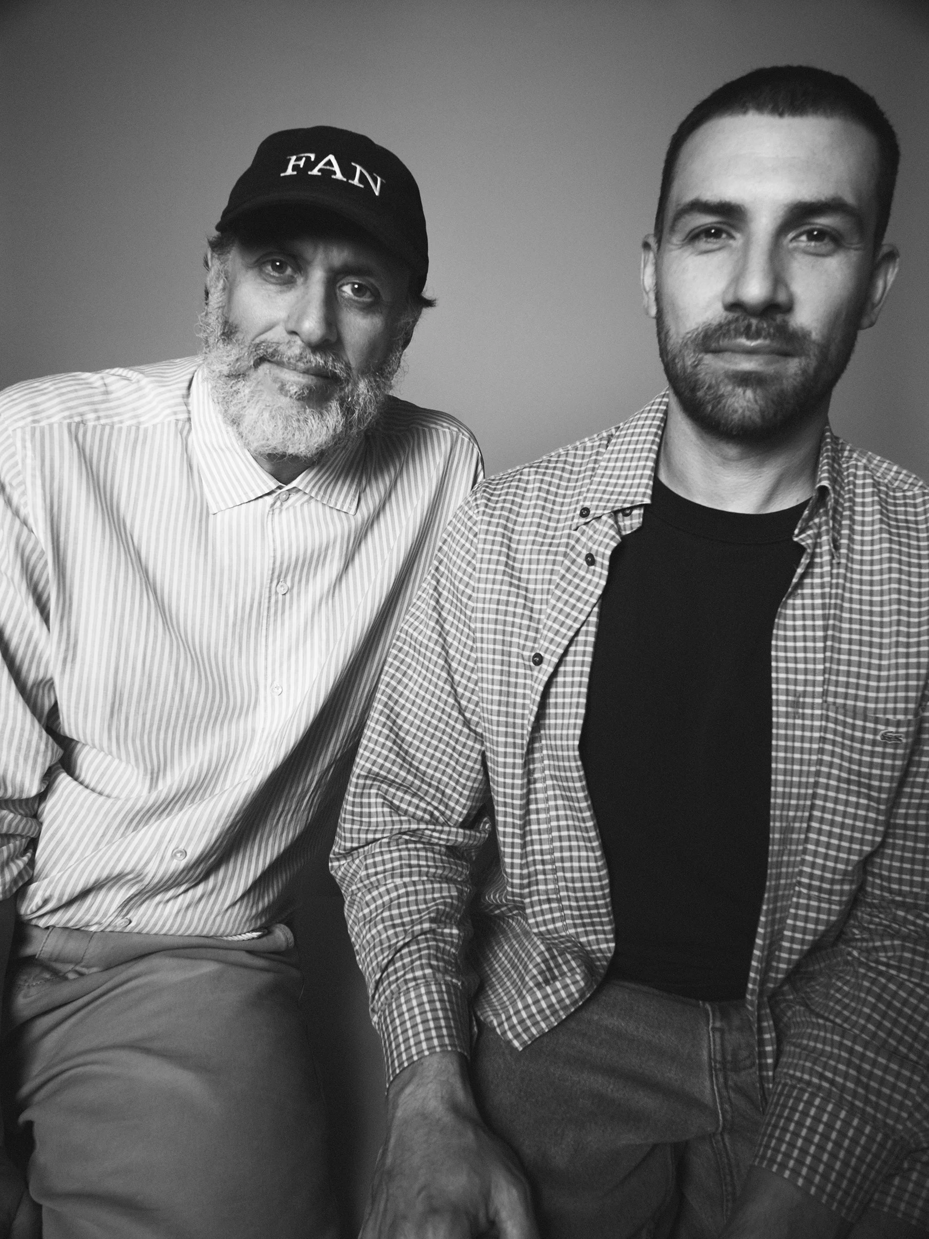 Portrait en noir et blanc de Luca Guadagnino et Stefano Baisi, assis côte à côte, pour leur collaboration avec Zara Home.