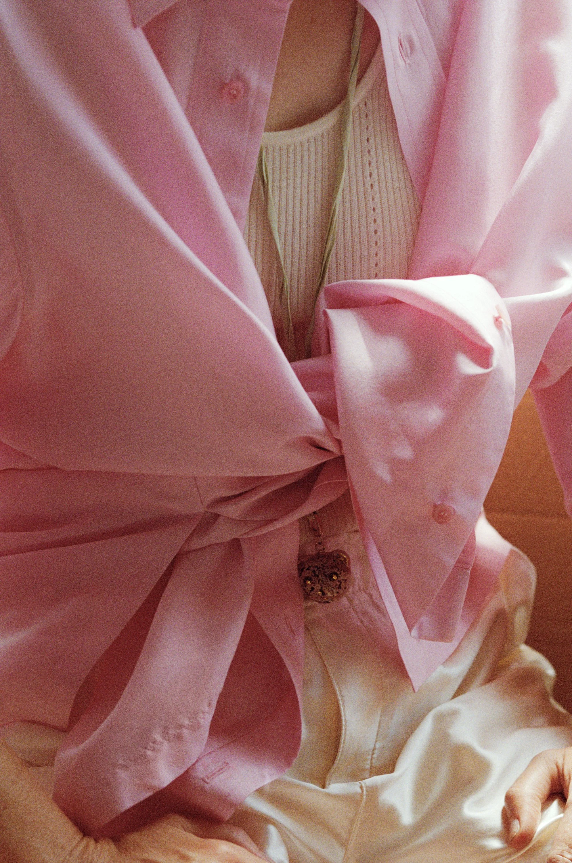 Gros plan sur une chemise rose nouée à la taille, dans la série photographique Little Heads pour Carven.