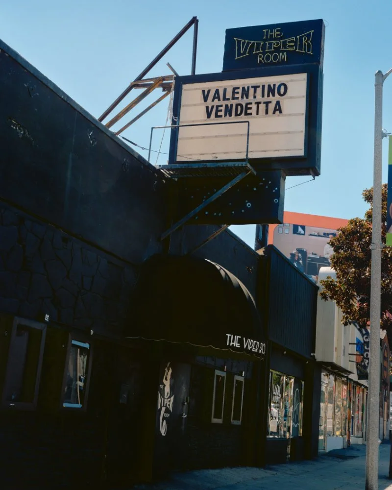 Enseigne Valentino Vendetta à l’extérieur du motel The Viper à Los Angeles pendant le lancement des parfums Vendetta.