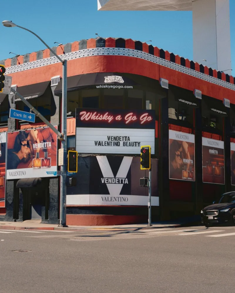 Façade du Whisky a go go à l'angle de Clark St à Los Angeles avec le l'enseigne retro affichant  Valentino Vendetta Beauty