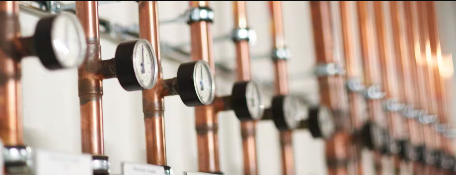 Reguladores de presión y medidores en un sistema de tuberías de cobre.