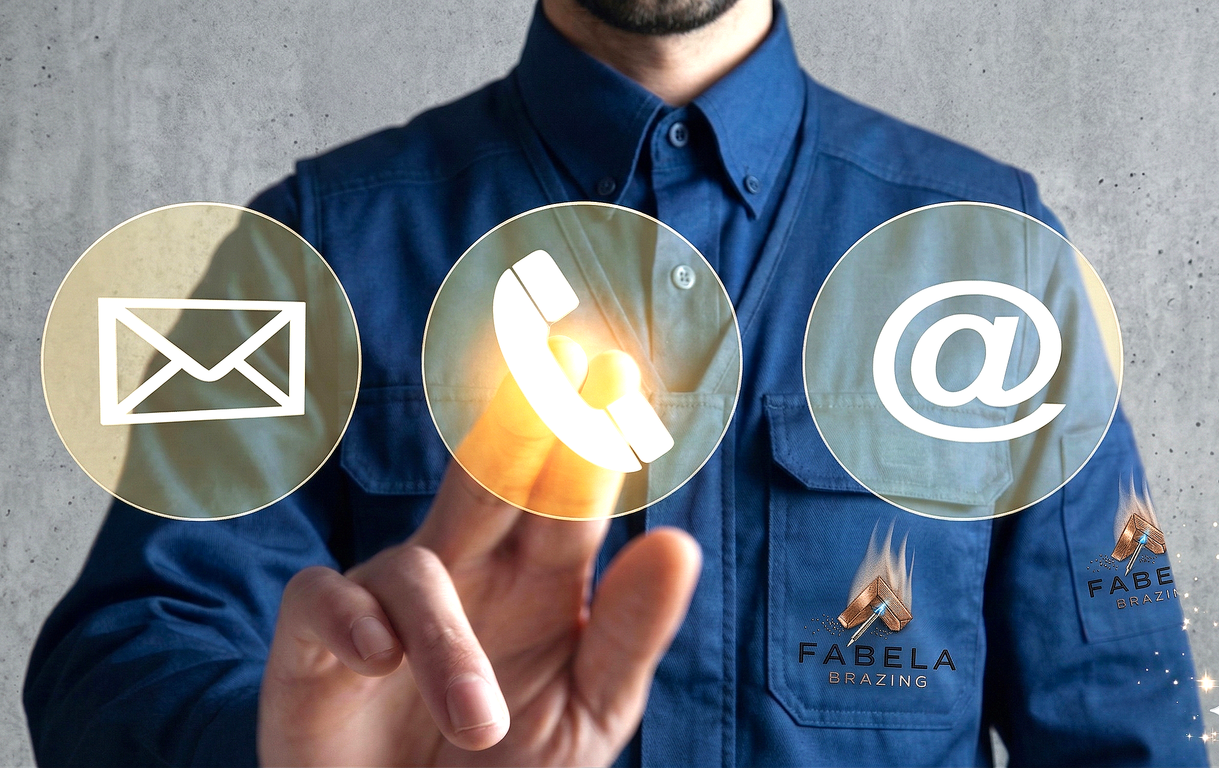 Persona en camisa azul tocando un icono de teléfono en una interfaz digital, con iconos de correo electrónico y arroba en el fondo.