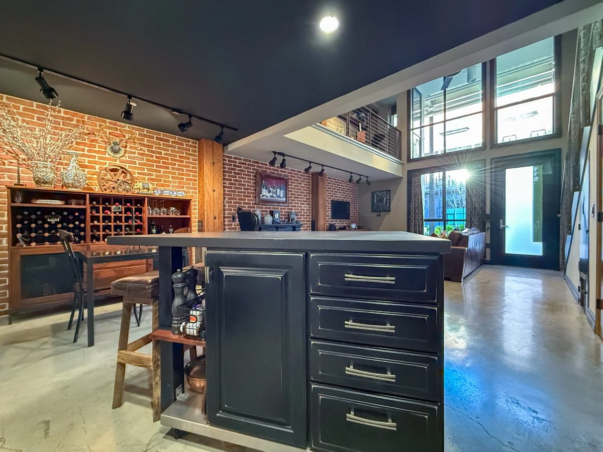 Rolling island with Dekton counter. 