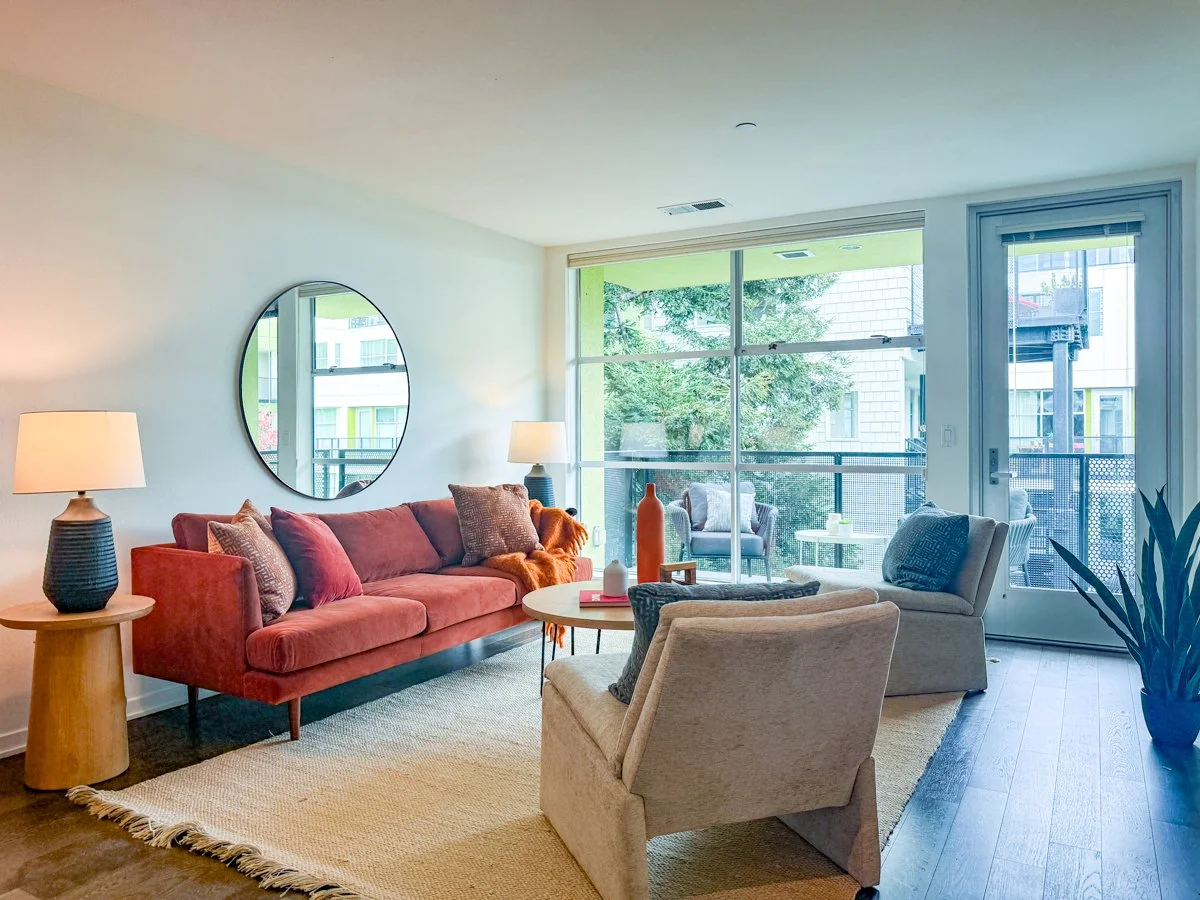 Spacious living room that opens onto balcony 