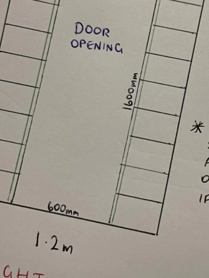 Hand-drawn floor plan sketch showing a door opening in a room measuring 600mm by 1600mm, with surrounding measurements and markings.