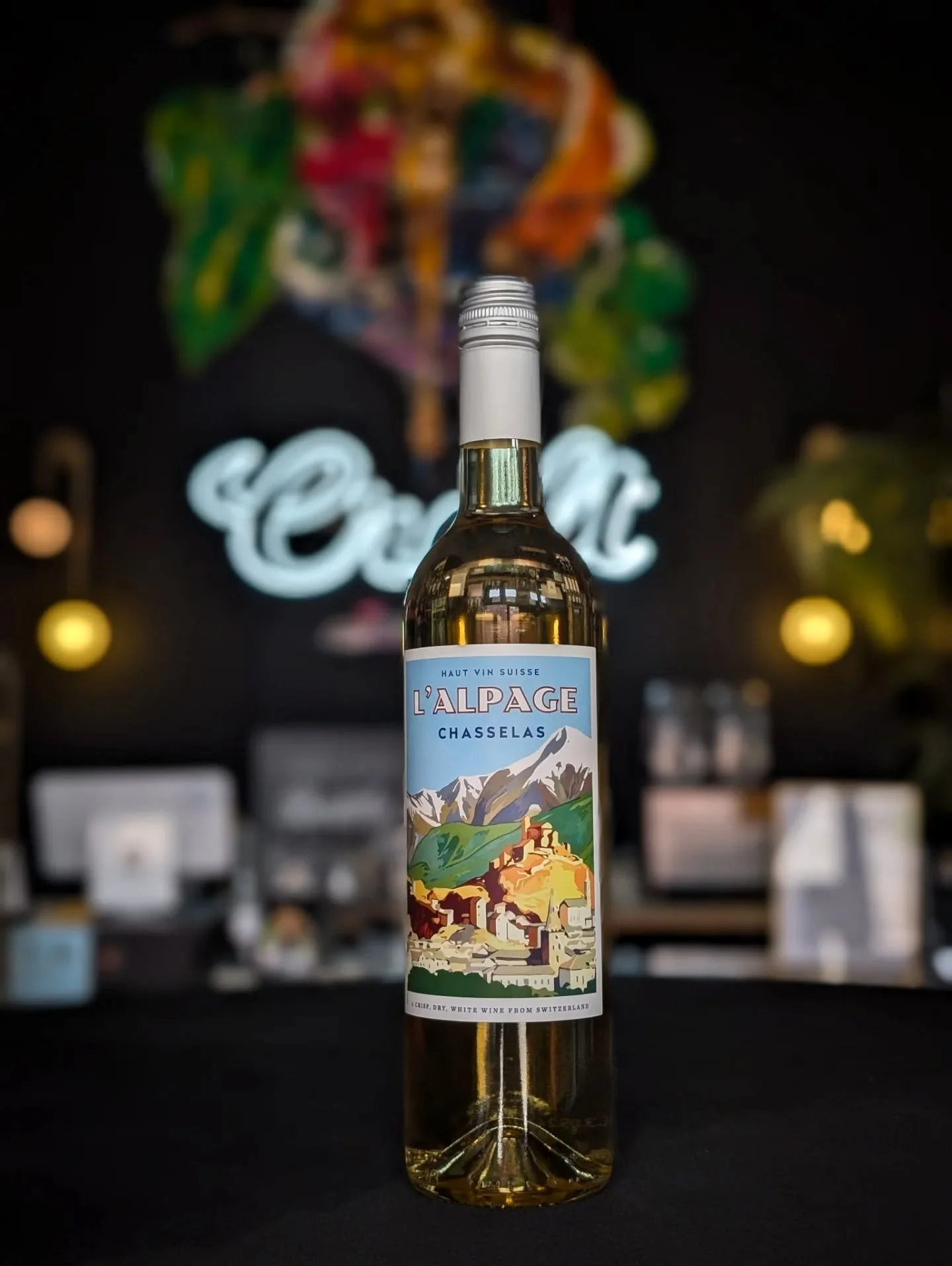 Need a weekend treat? Stop by Cherry Street Bottle Shop 🍒✨
🍷 L'Alpage Chasselas is a white wine from Switzerland. The top tasting notes include tree fruits (apple and peach), citrus fruits (grapefruit and lemon), and earthy minerals (honey and slat