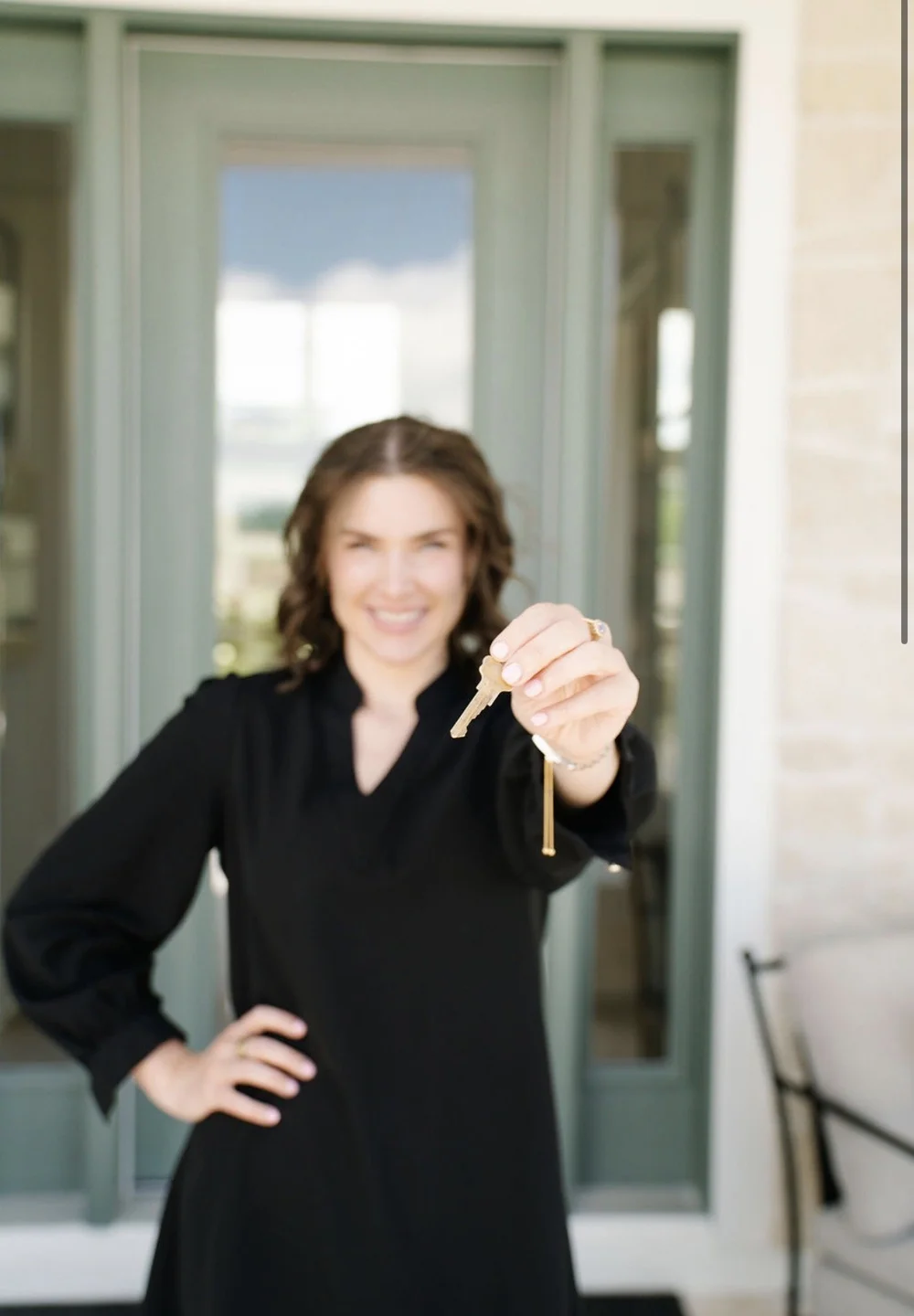 Stephanie Thompson holding house keys