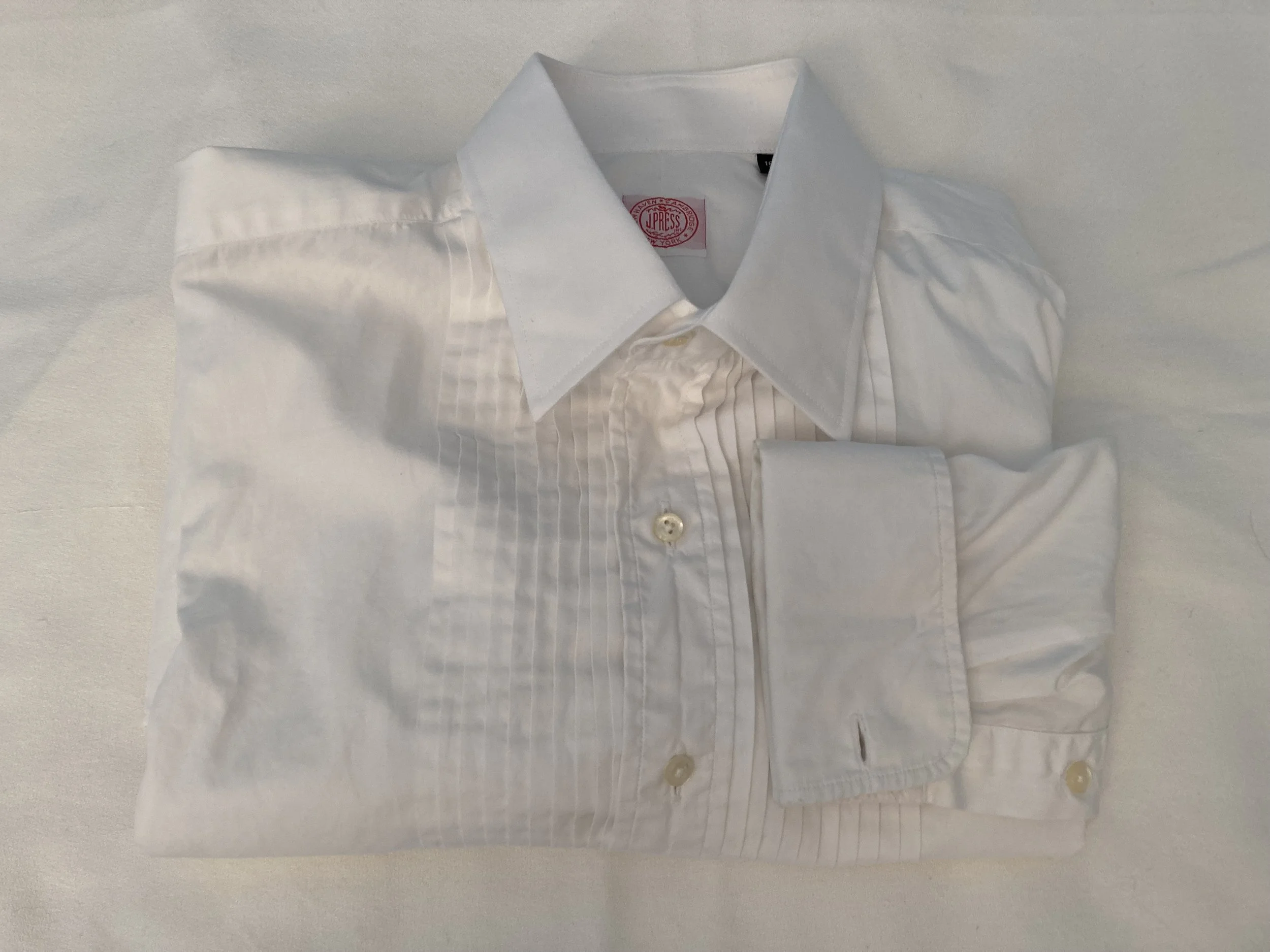 Tuxedo shirt collar with size stretched